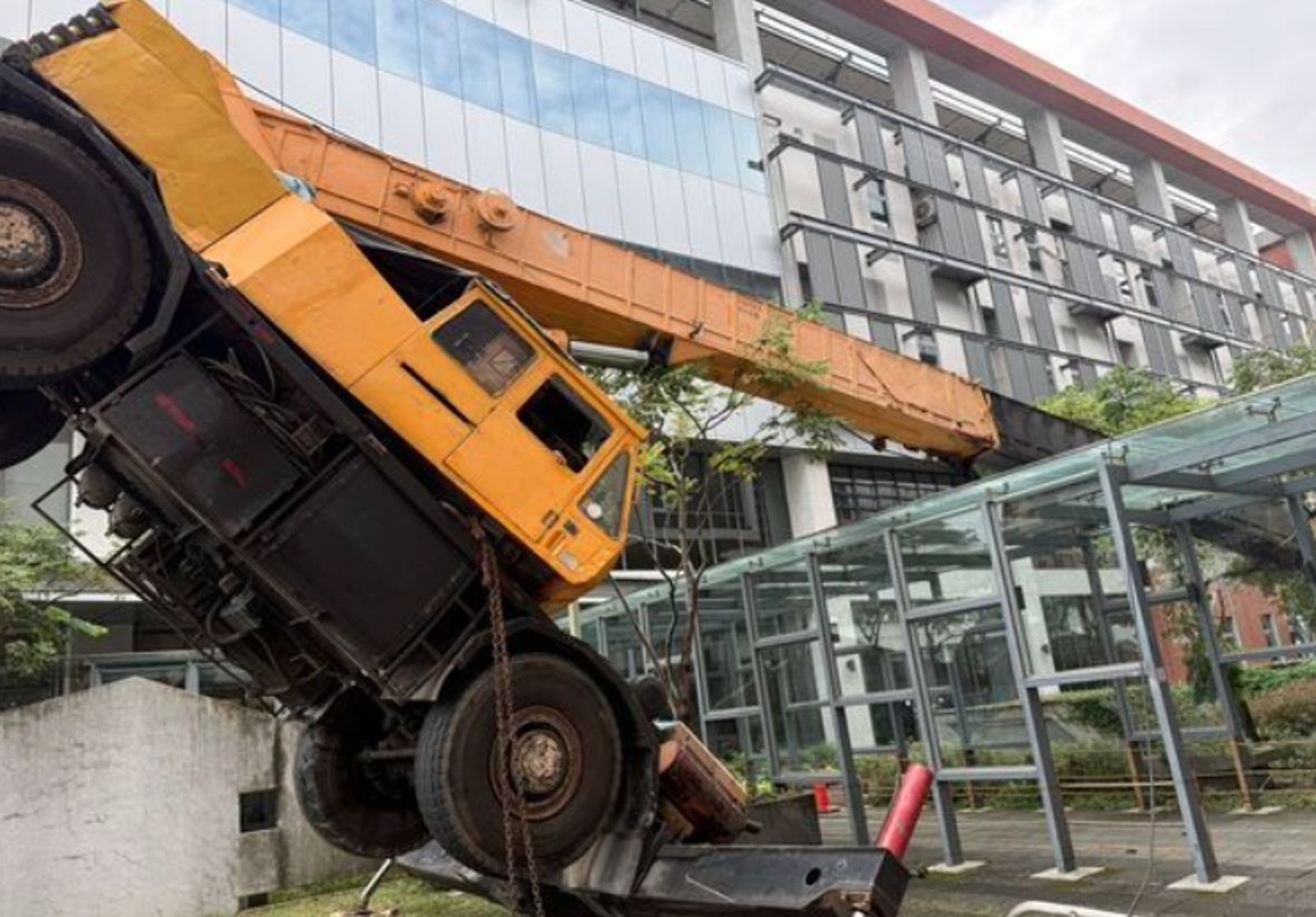 快訊/宜蘭科學園區洗外牆「吊車突失衡傾倒」 2工人高空重摔地面1死1骨折
