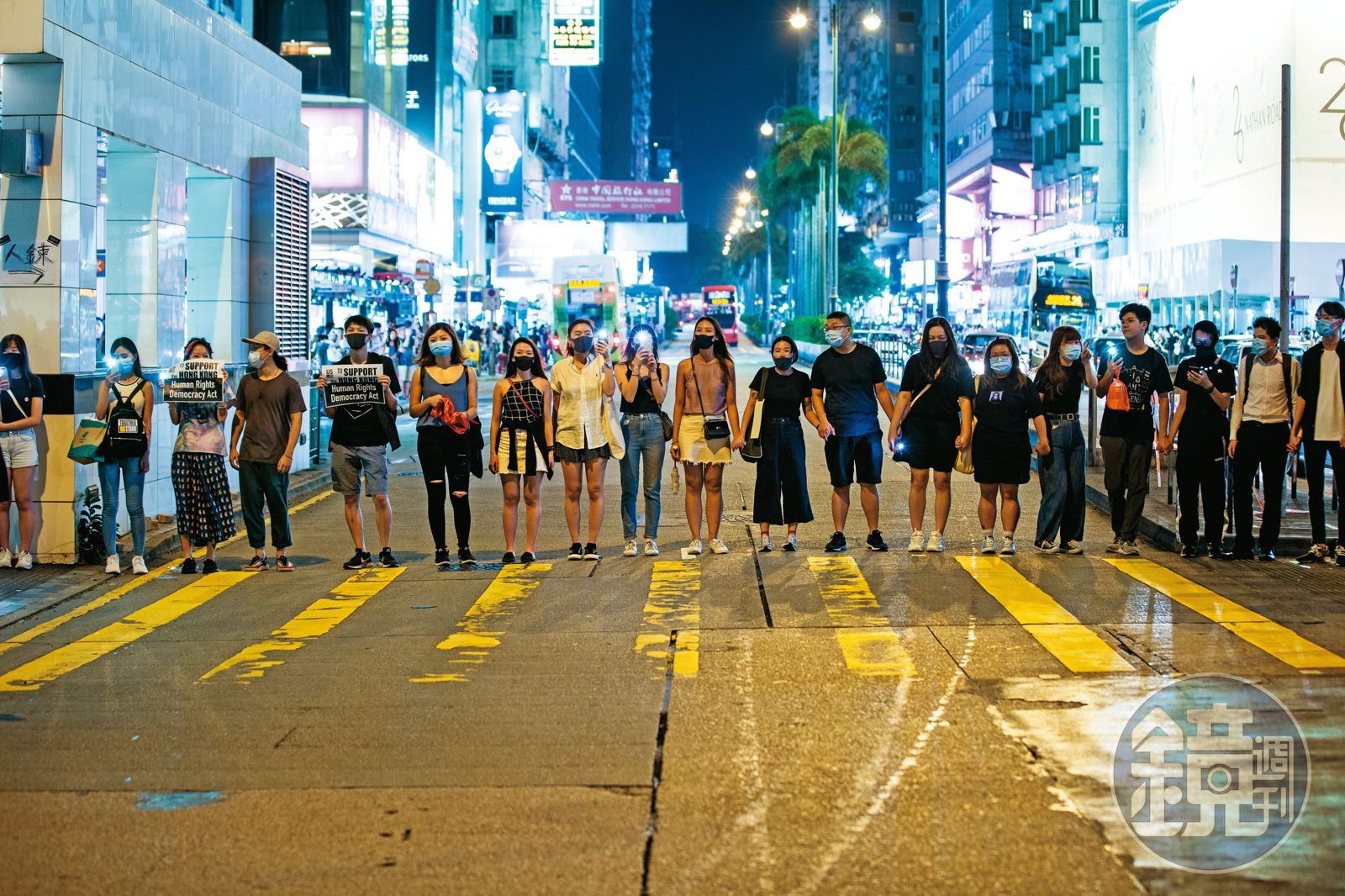 談到兩岸局勢，侯友宜在專訪過程中3度強調「反對一國兩制」。圖為2019年反送中浪潮下，港人於8月23日發起的「香港之路」人鏈活動。