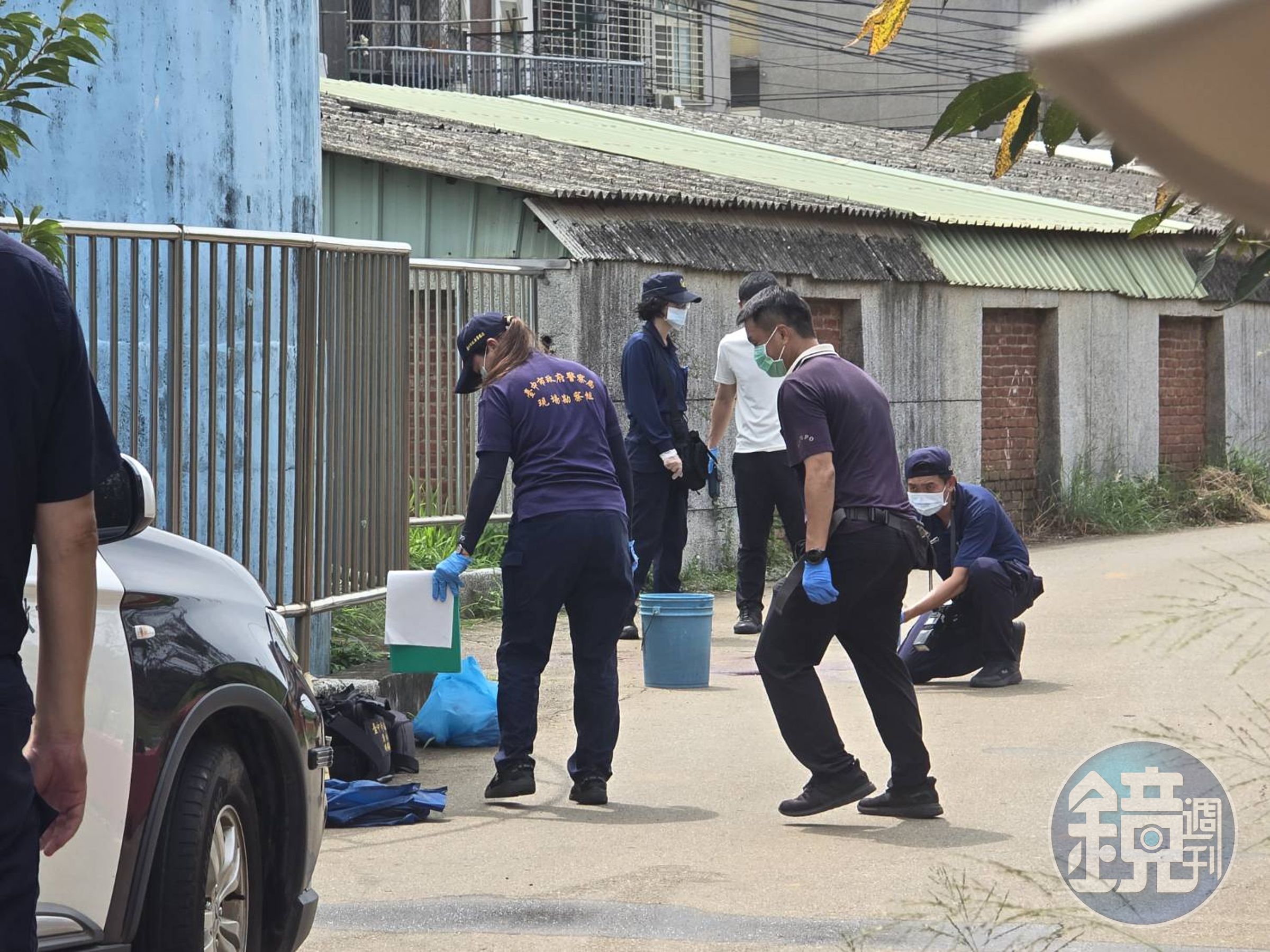 駱姓少年下手極狠,街頭血腥味清洗後仍存在。(讀者提供)