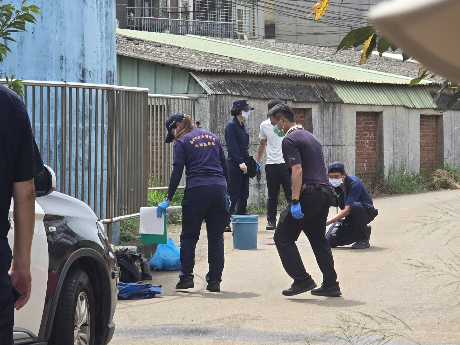 駱姓少年下手極狠,街頭血腥味清洗後仍存在。(讀者提供)