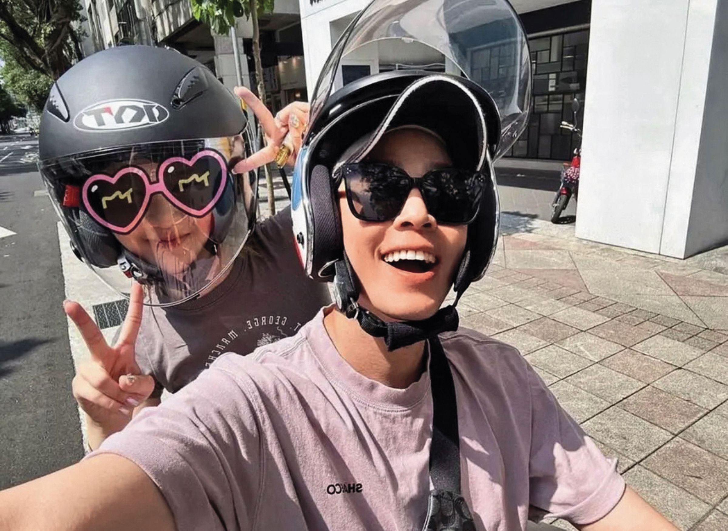 吳東諺秀出和大女兒的天倫樂自拍照,卻不慎曝光她手持違法電子菸,還默默修圖P掉再重傳。(翻攝自吳東諺IG)