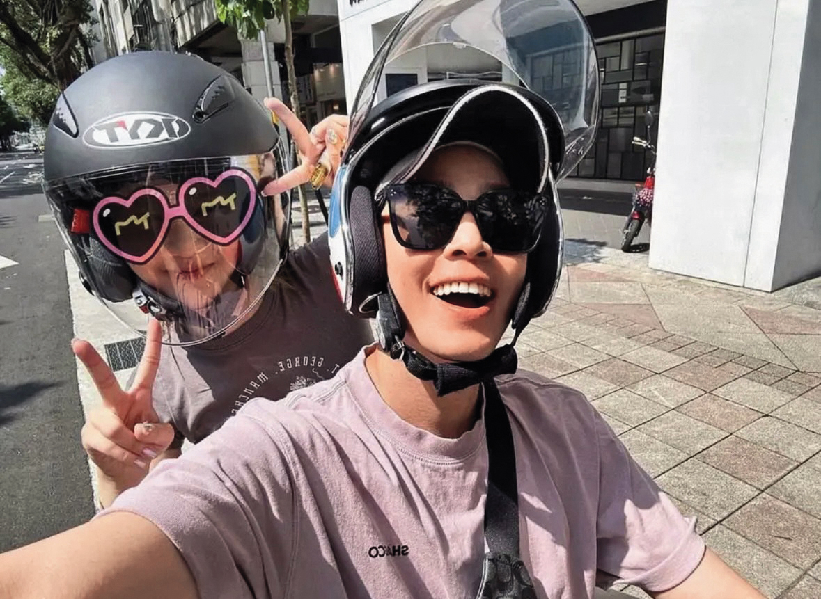 吳東諺秀出和大女兒的天倫樂自拍照，卻不慎曝光她手持違法電子菸，還默默修圖P掉再重傳。（翻攝自吳東諺IG）