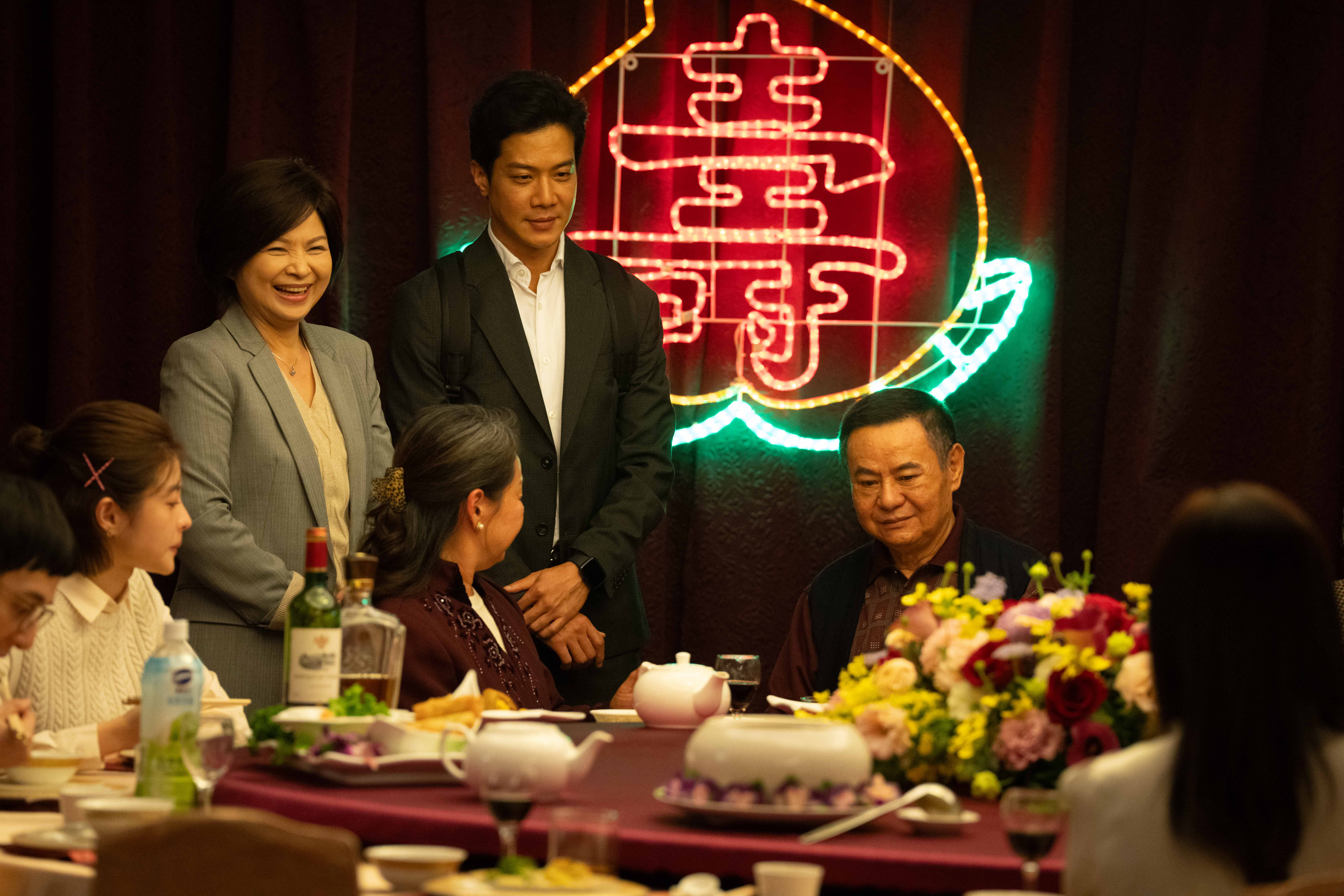 全劇呈現人物角色之間跨越20年的糾葛，主要演員包括楊貴媚（左二）、薛仕凌（左三）和蔡振南（右二）等。（CATCHPLAY提供） 