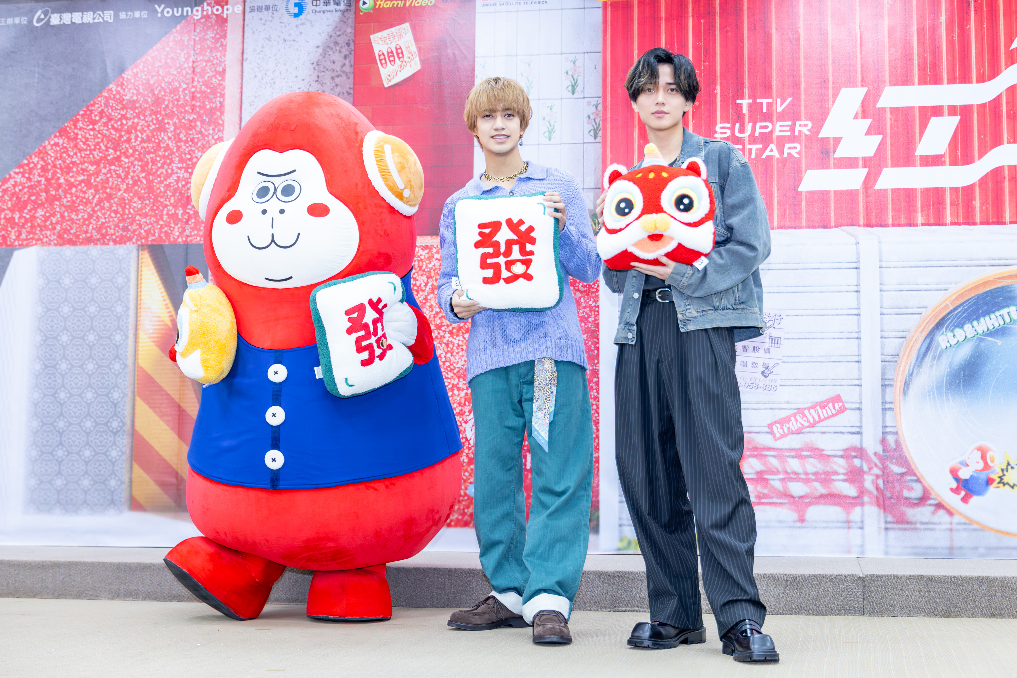 King & Prince 高橋海人(中)不斷與台視巨猩吉祥物互動,最後還互相四度鞠躬,笑翻大家。