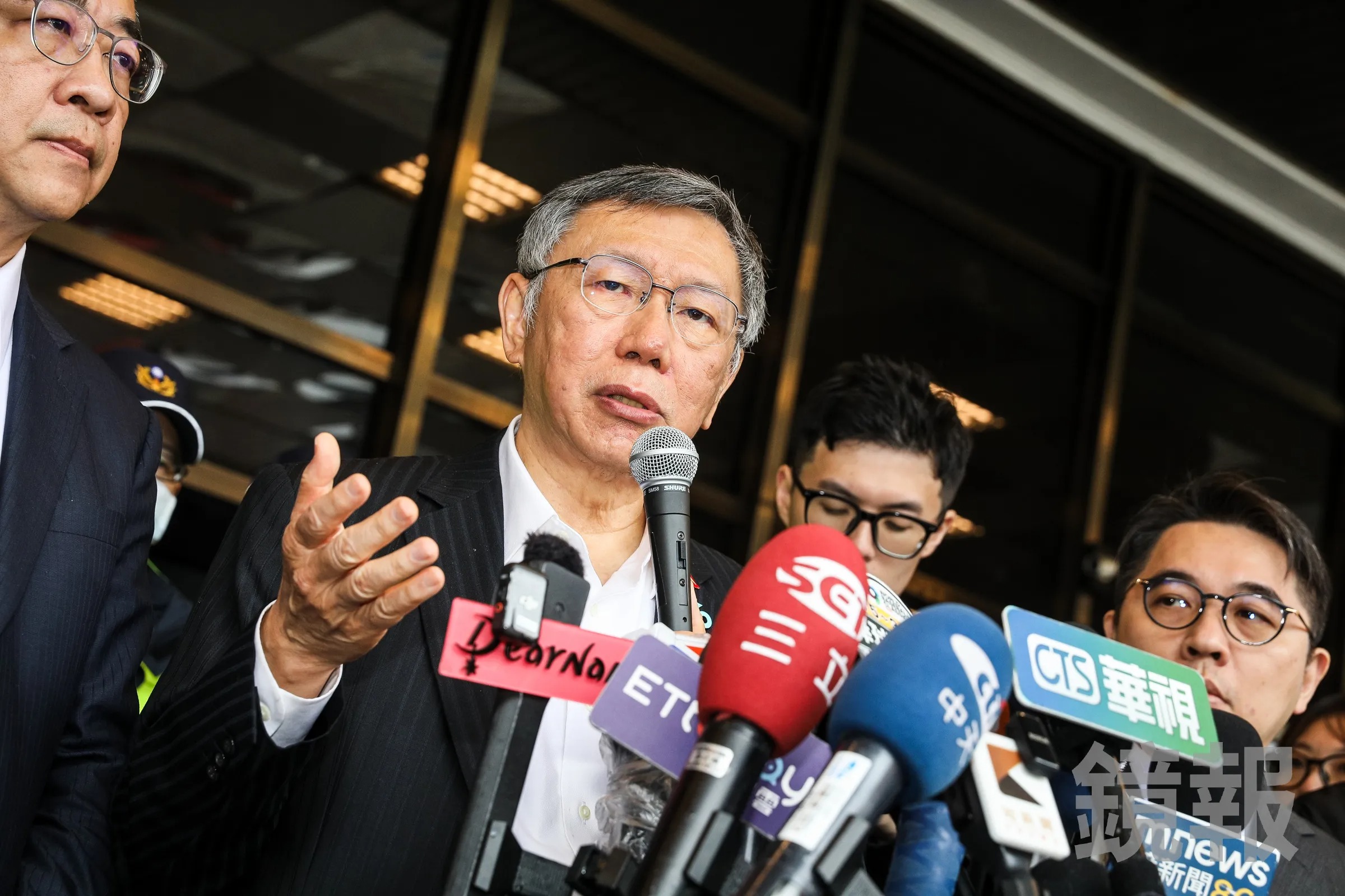 柯文哲今日在律師鄭深元、陸正義、蕭奕弘陪同下,到法務部檢察官評鑑委員會遞狀,聲請對北檢承辦檢察官林俊言、前主任檢察官江貞諭、台北地檢署檢察長王俊力進行個案評鑑。(鏡報鄒保祥)