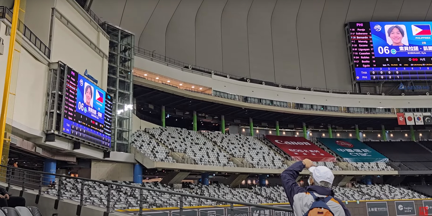 觀眾錄下大巨蛋內天花板漏水的畫面。（翻攝自Chuck919 查克走一走 YT頻道）