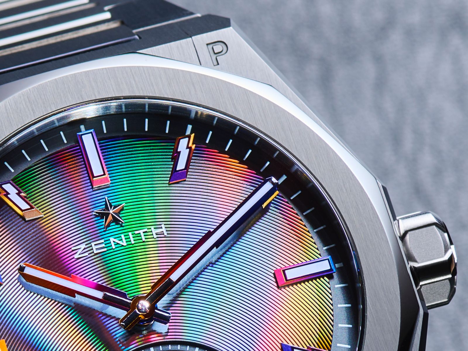 阿根廷藝術家 Felipe Pantone 與瑞士高級鐘錶品牌真力時（ZENITH）再次合作，將 Defy Skyline 陀飛輪腕錶的錶盤化作畫布，以藍寶石水晶雕刻出放射狀的同心圓紋理，並運用彩色 PVD 技術，呈現出迷幻的虹彩效果。