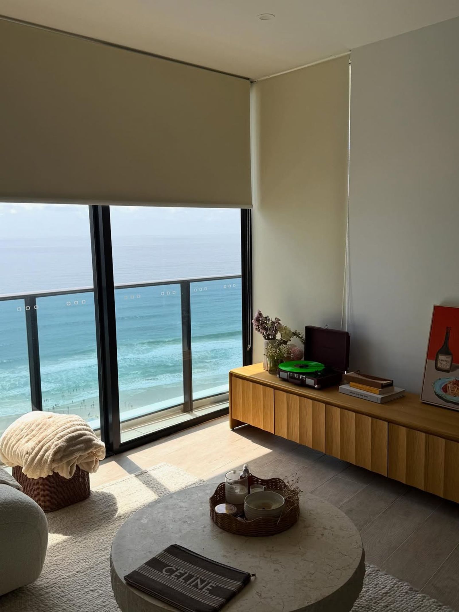 廖思惟曝光澳洲豪宅照片，茶几上的名牌包相當吸睛。（翻攝trinityliao IG）