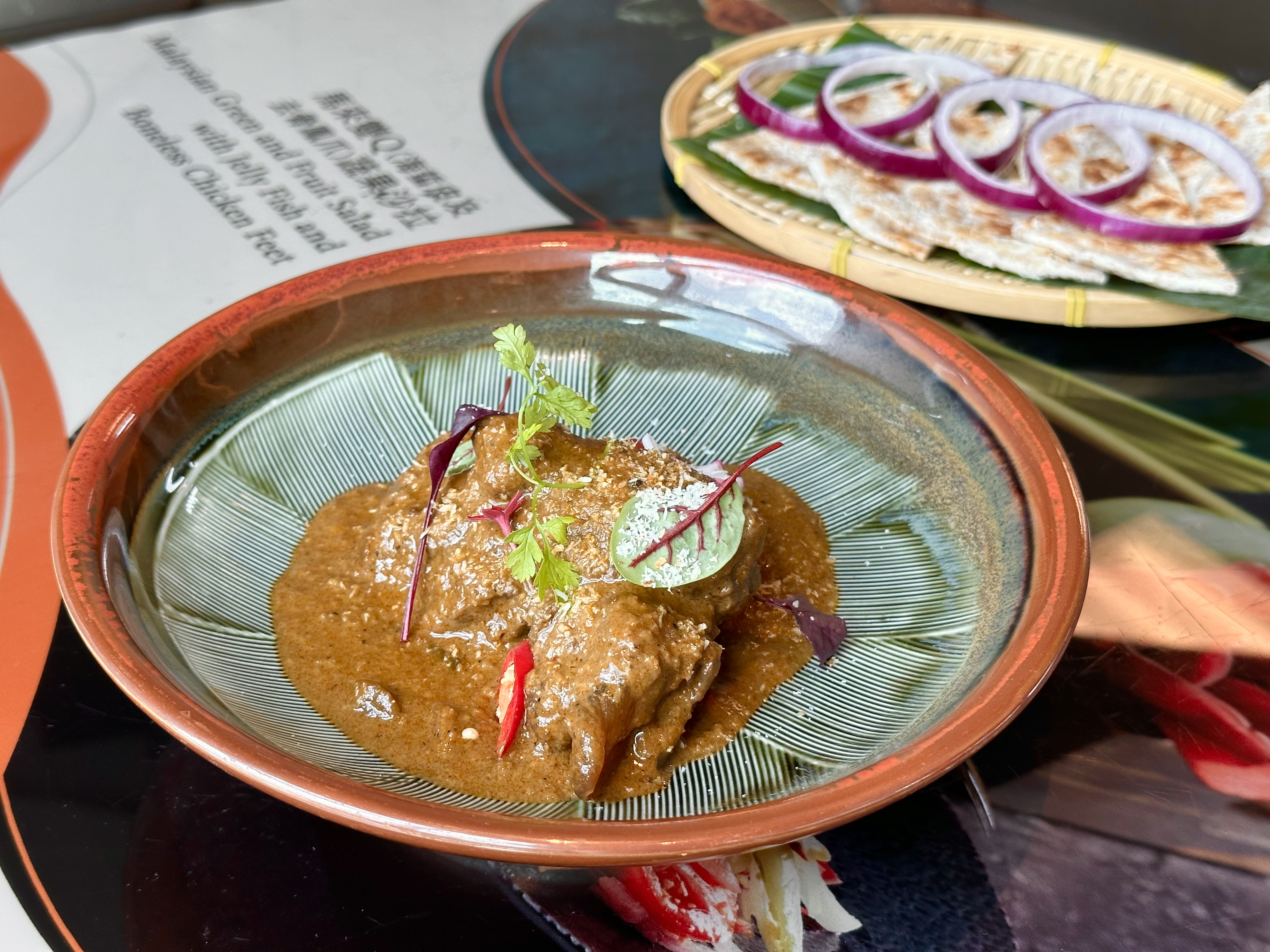 「印尼仁當牛肉佐印度全麥餅」牛肉甜嫩入味，用全麥餅沾醬吃，香料味豐富。（490元／份）