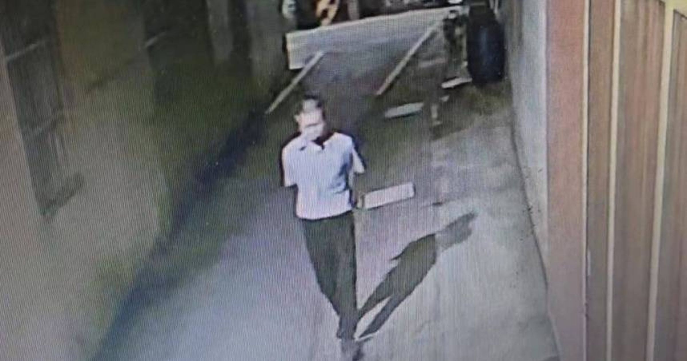 桃園市八德區日前發生25歲女遭男子尾隨襲擊且住處遭縱火命案,事件引發廣大租屋族對個人防身與住宅安全的關注,網路隨後掀起對分租套房公共門禁漏洞與自保方式的熱烈討論。(翻攝畫面)