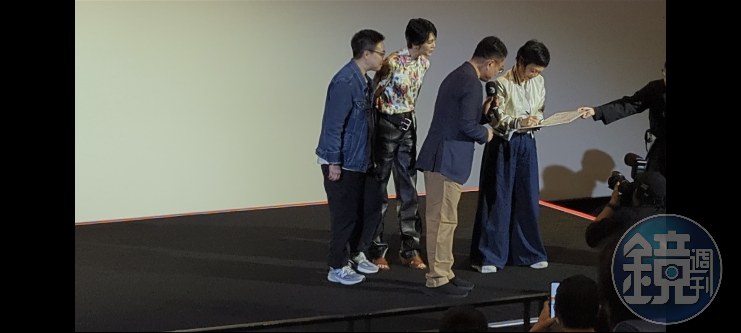 張艾嘉當場為一對同志伴侶的婚約書簽字當證人,見證兩人的美好愛情。