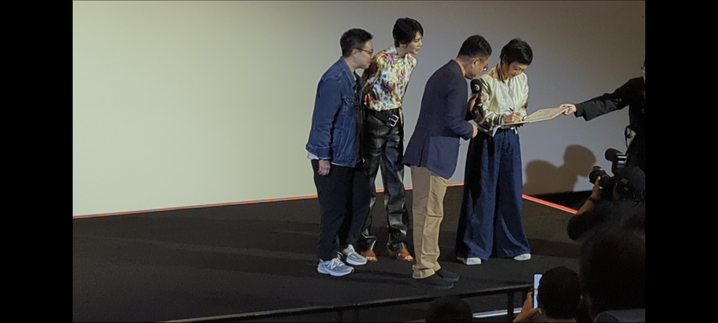 張艾嘉當場為一對同志伴侶的婚約書簽字當證人，見證兩人的美好愛情。