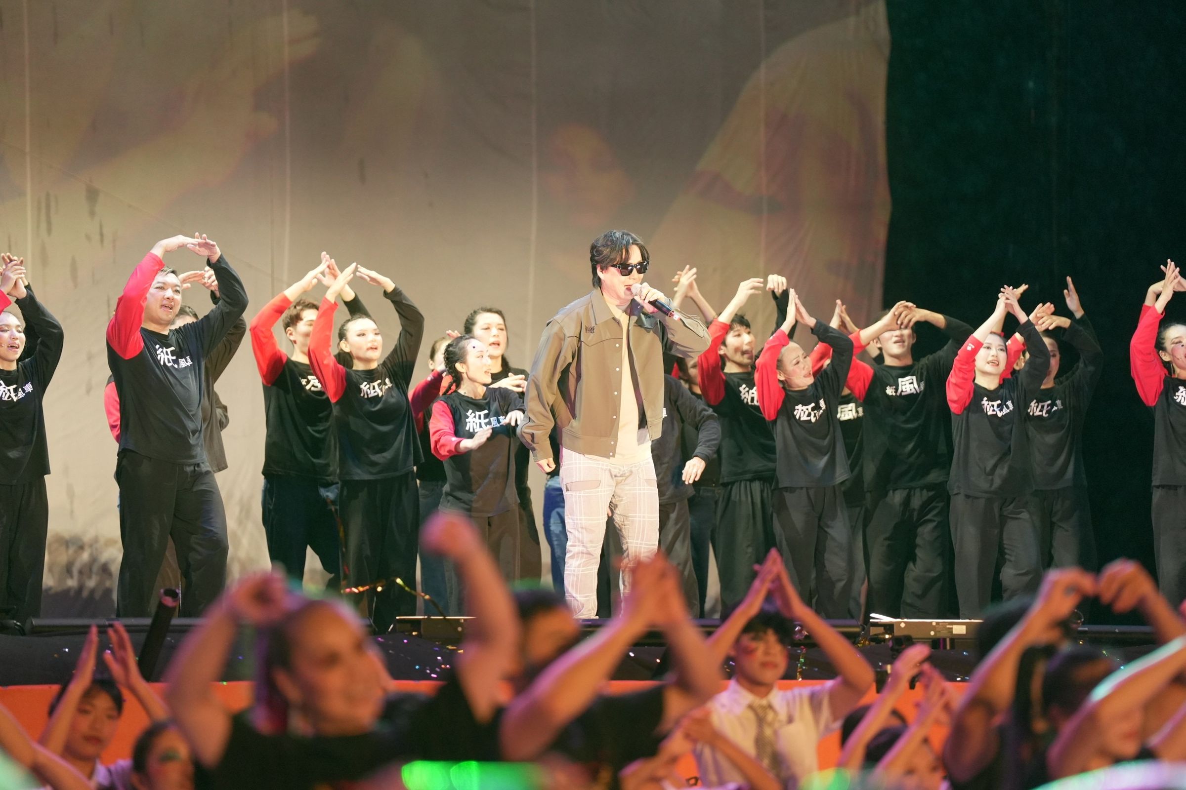 金曲歌王蕭煌奇為「在地故事」演唱主題曲〈天若光〉，他感性表示歡迎紙風車用他的歌，「盡量用，用十年二十年都歡迎。」（紙風車文教基金會提供）