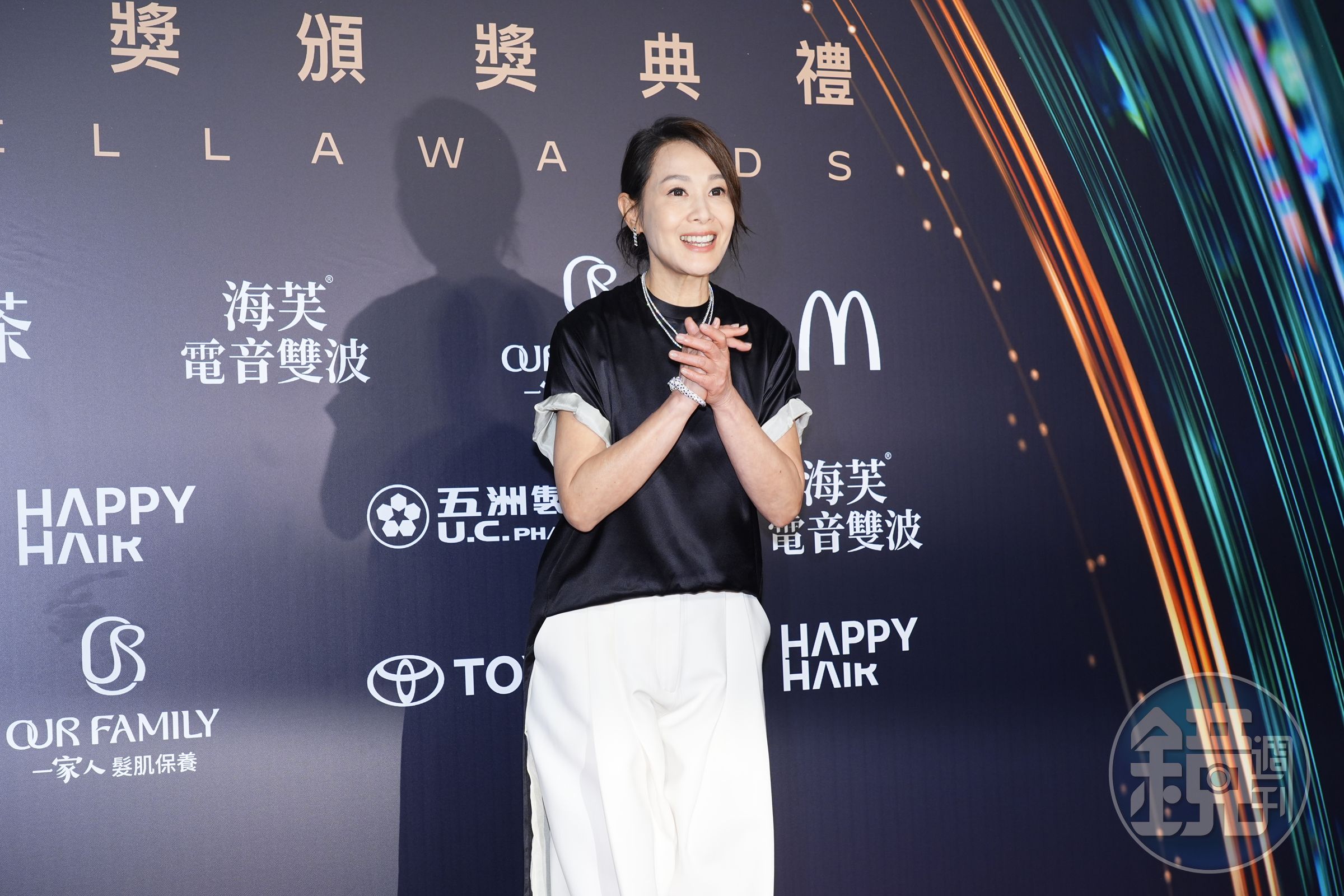 劉若英以《忘了我記得》導演身份代秦漢上台領獎。