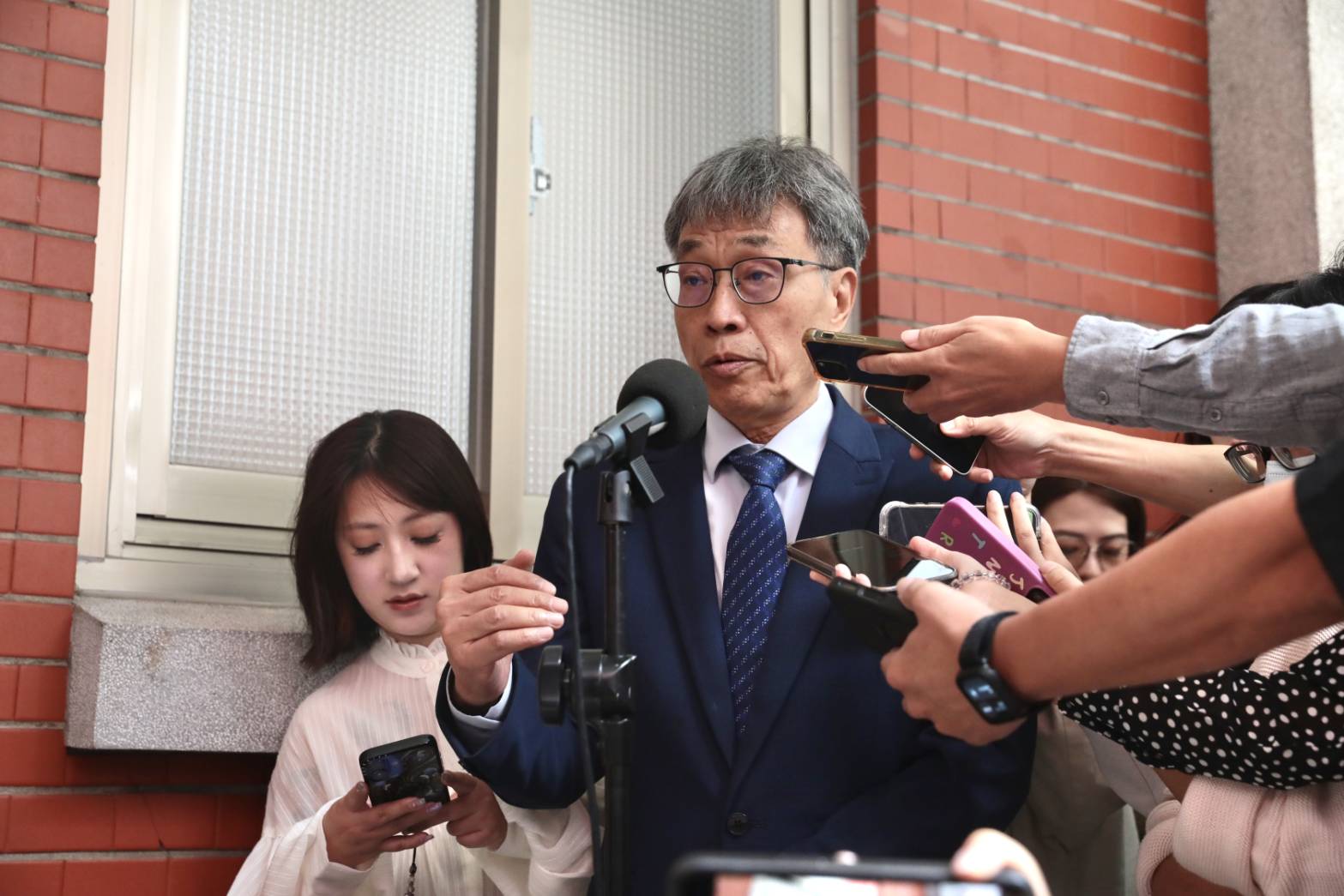 中央災害應變中心將於24日下午3:30召開記者會說明，將由指揮官陳駿季主持。（鏡報林煒凱攝）