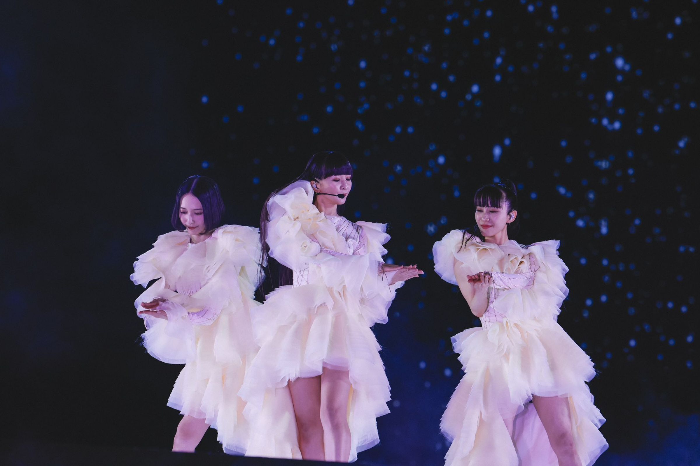 日本女團Perfume昨（23日）在東京巨蛋開唱，這場演唱會後，團體活動將進入「冬眠」。（翻攝Perfume X）