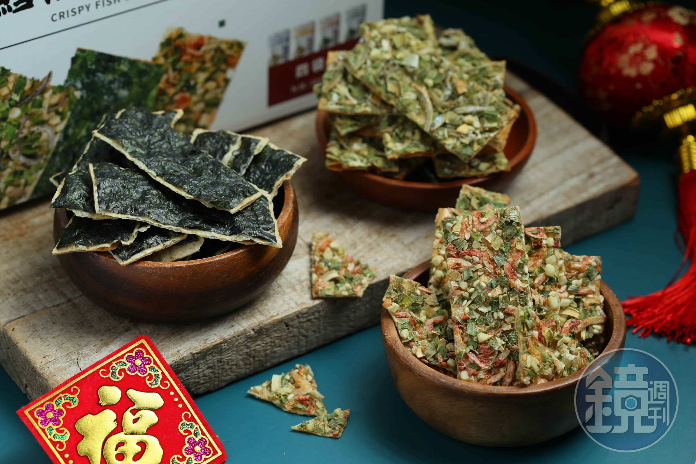 「梓官區漁會」口感香酥脆的「鱈魚海苔脆片」禮盒,包含了原味、辣味、杏丁、杏蝦四種口味。(590元/盒)