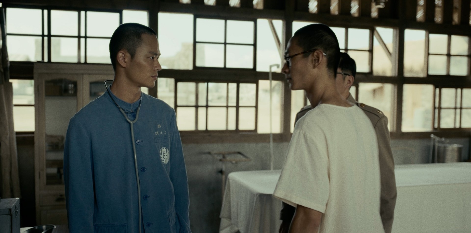 夏騰宏與黃河在新戲飾演天才醫生。（客家電視台提供）