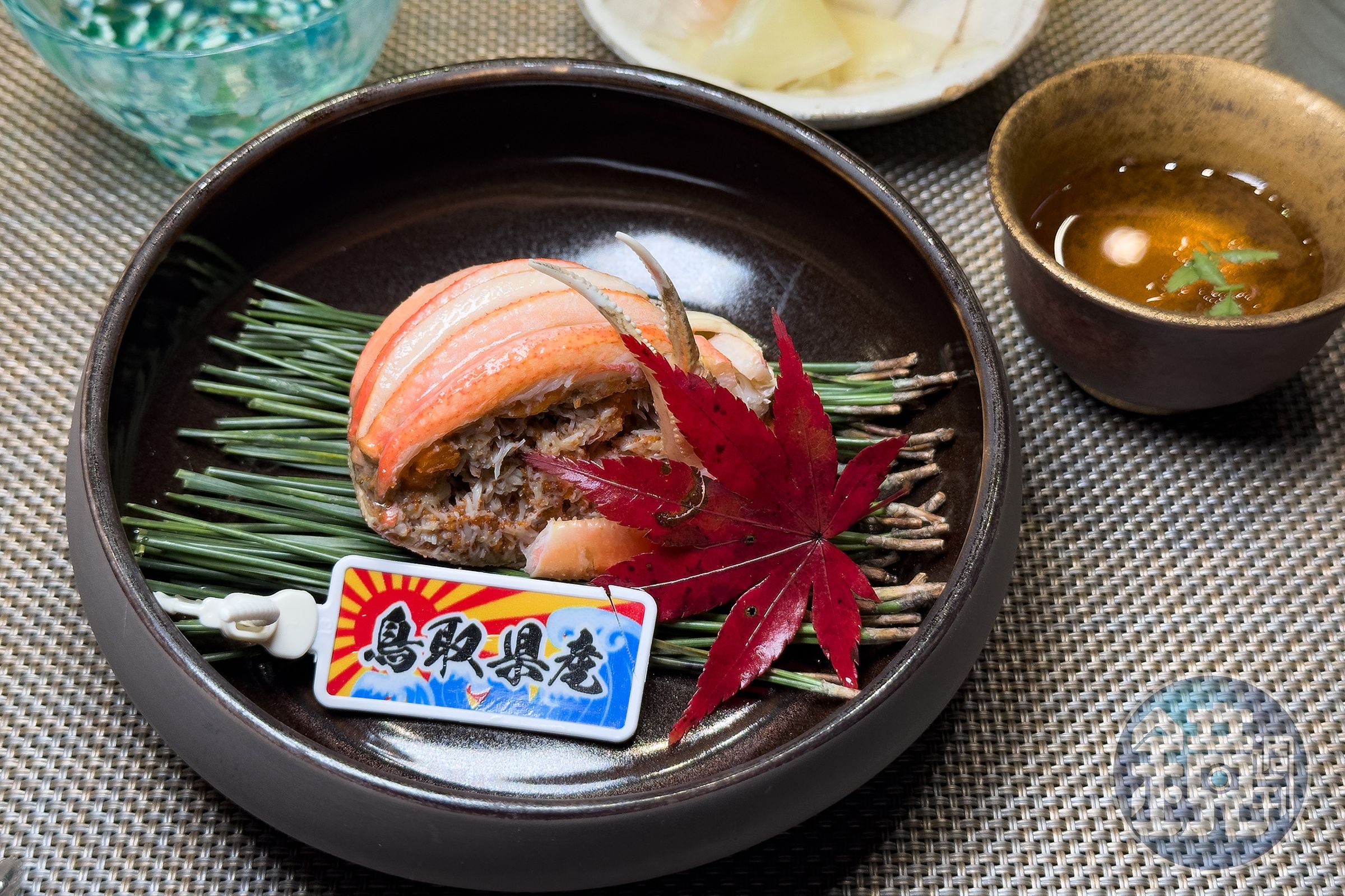 溫物「鳥取縣香箱蟹」料理長以兩隻香箱蟹合為一份，將蟹膏、內子、外子、蟹肉與蟹鉗巧妙融合，是冬季餐桌上的經典珍饈。