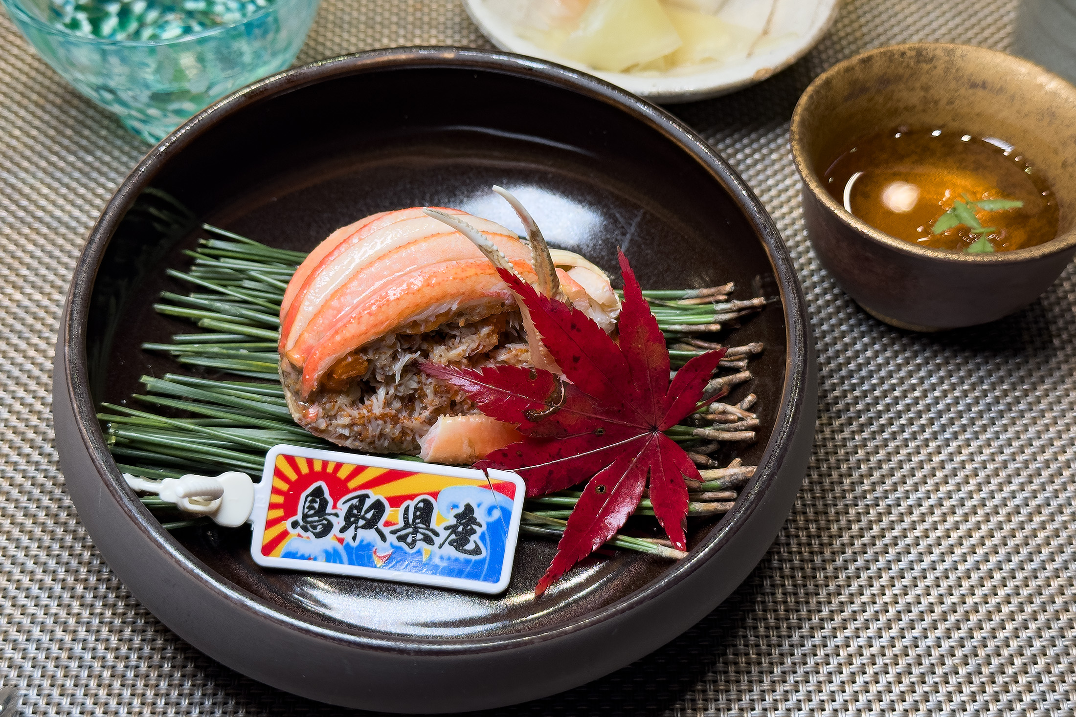 溫物「鳥取縣香箱蟹」料理長以兩隻香箱蟹合為一份，將蟹膏、內子、外子、蟹肉與蟹鉗巧妙融合，是冬季餐桌上的經典珍饈。