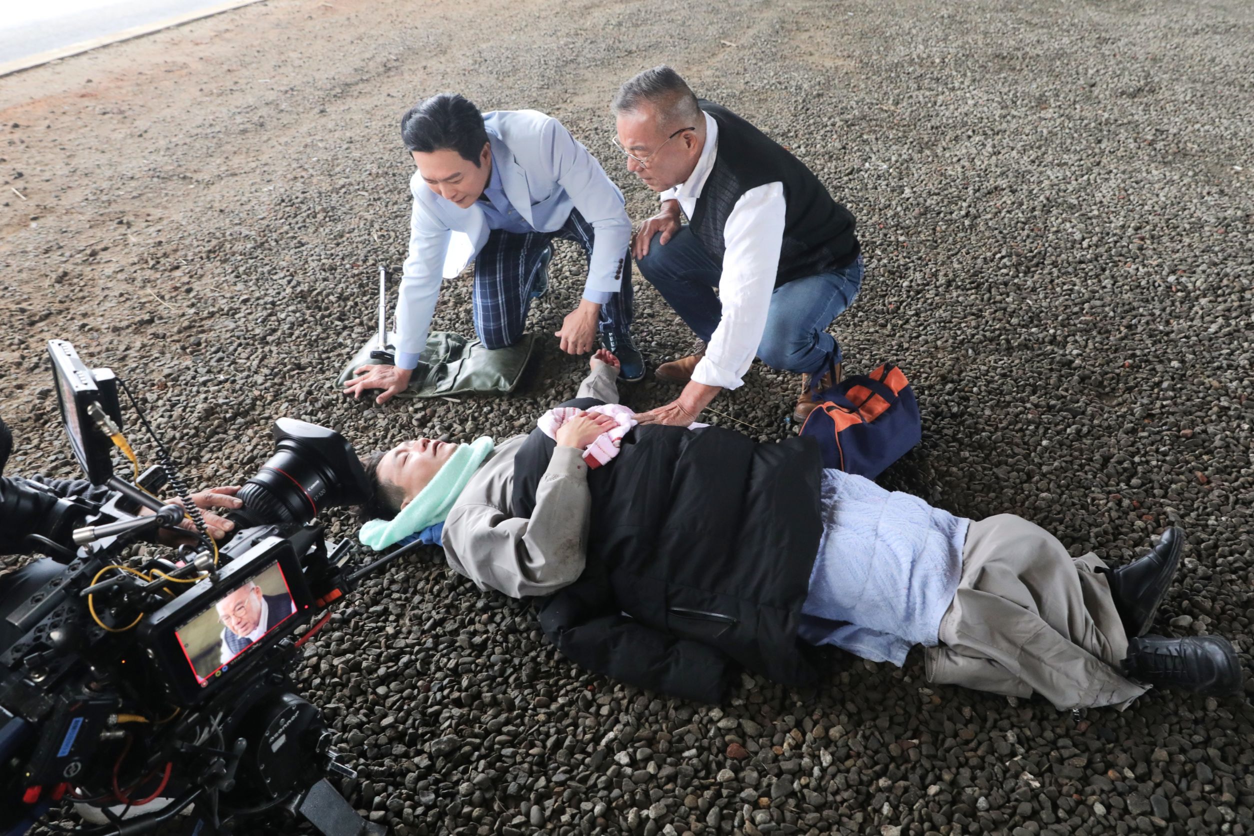 陳家逵拍戲全身濕冷，敬業完成每一顆鏡頭。（民視提供）