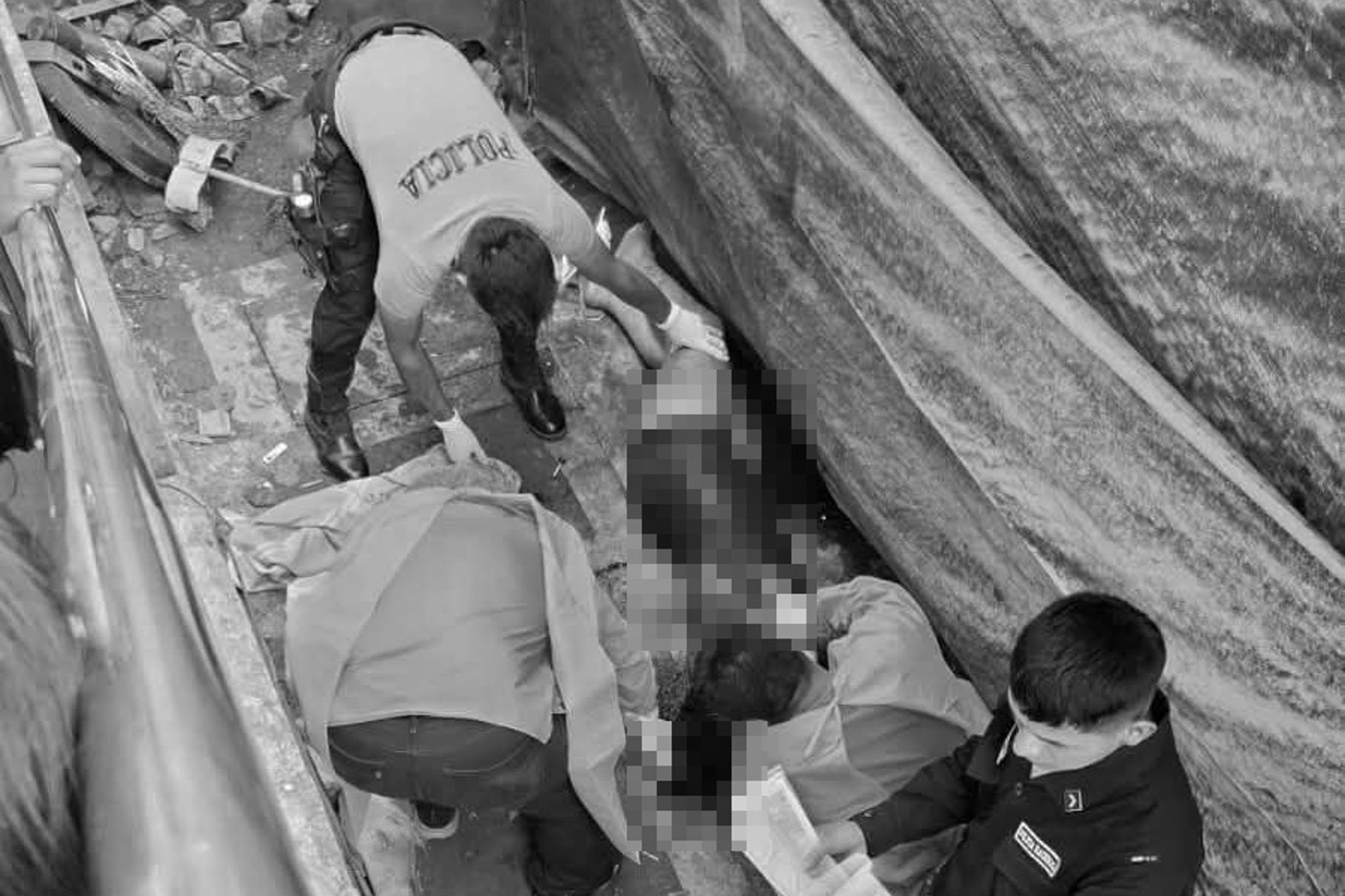 秘魯一對情侶在擁抱時不慎墜樓，釀成1死1傷的悲劇。（翻攝自X）