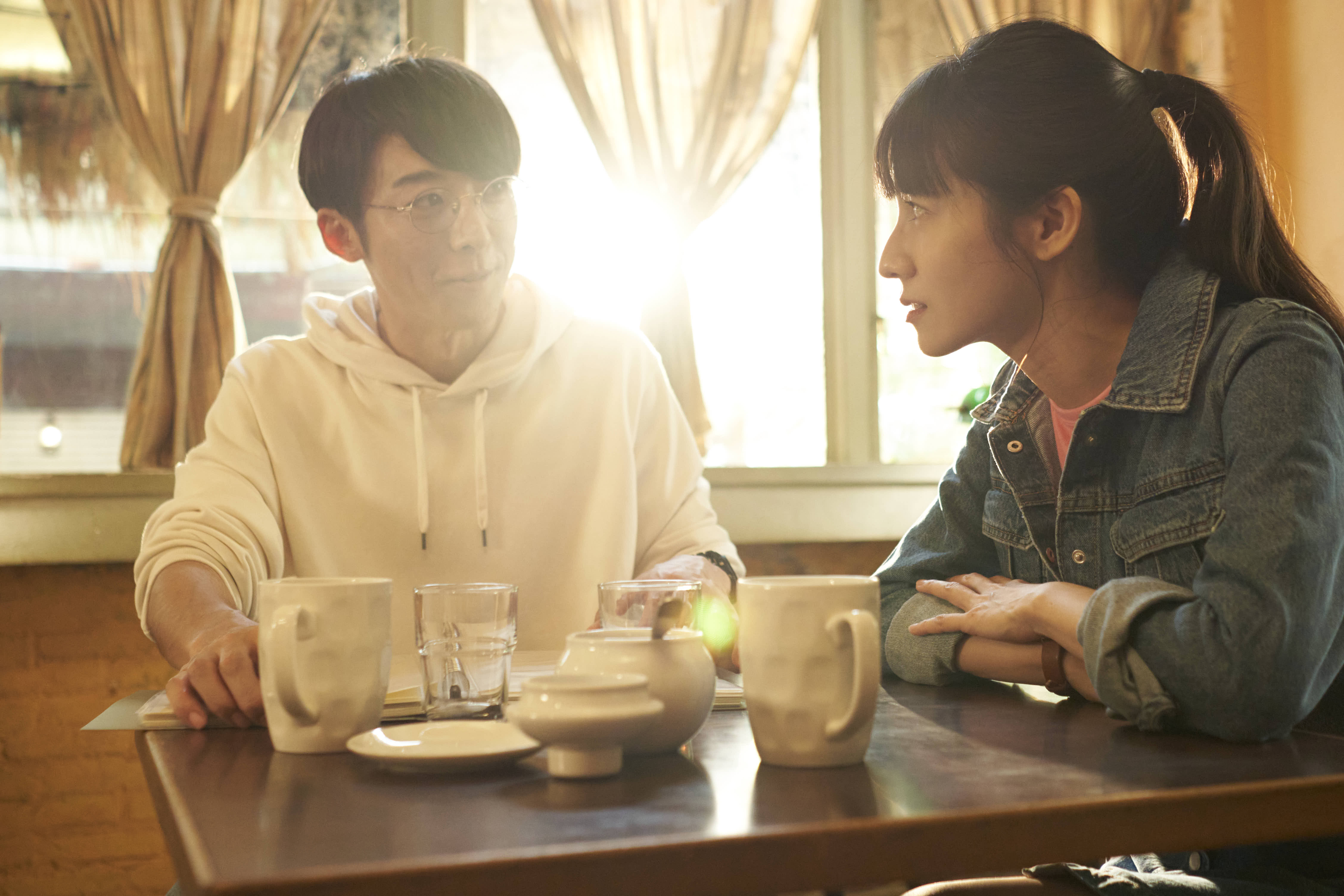 高橋一生（左）與連俞涵（右）同台演出第三集〈ON AIR〉。  （牽猴子提供）