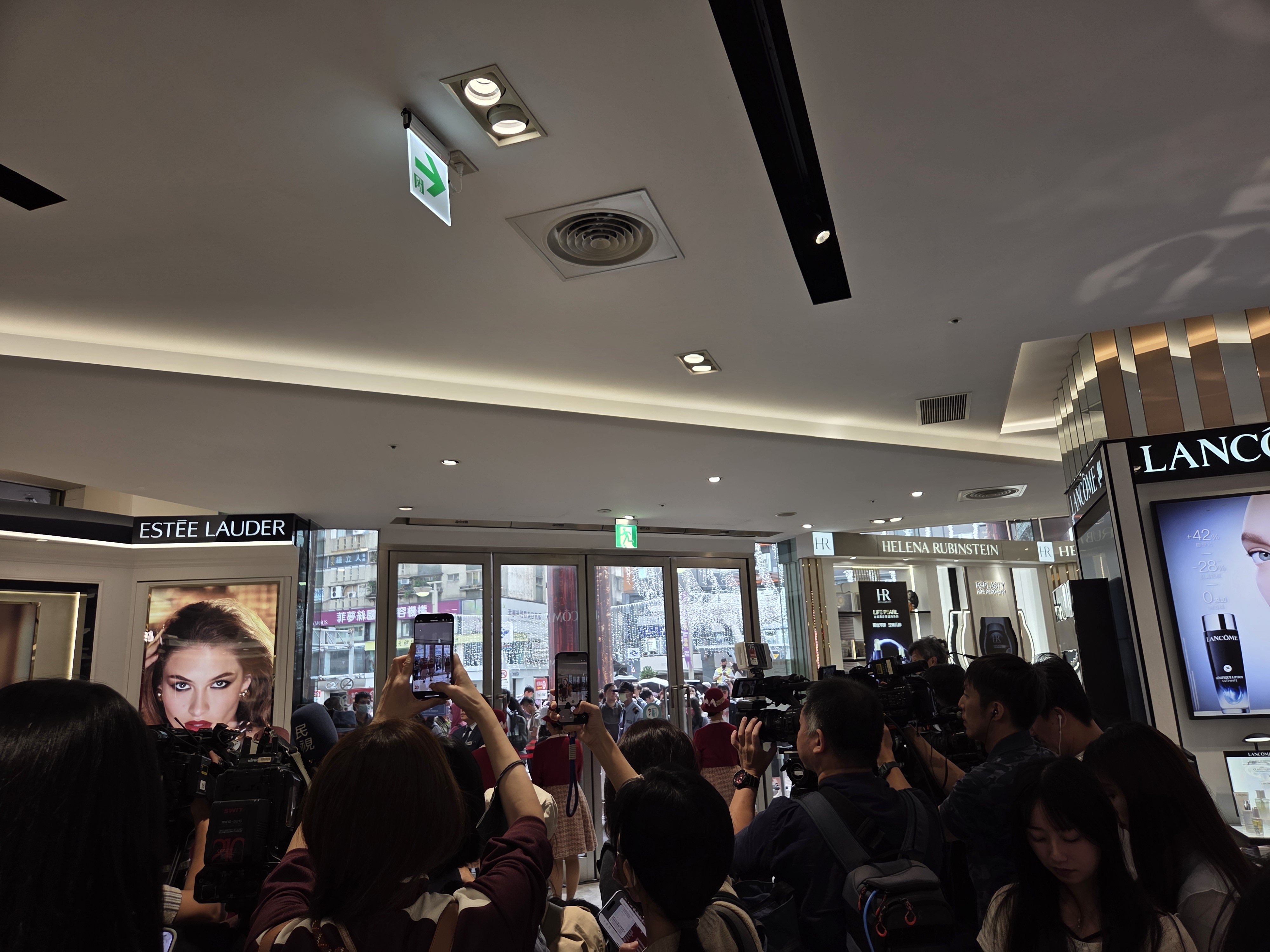 SOGO忠孝館週年慶開幕，瞬間湧入近千人潮。董事長黃晴雯受訪表示，盼普發一萬挹注業績持續向上。