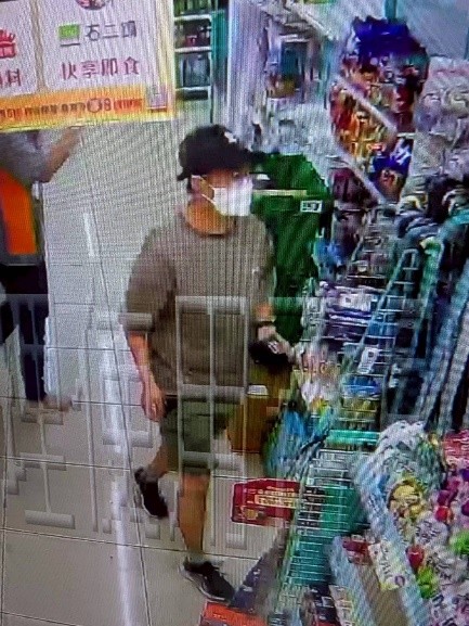 車手特徵為全程戴口罩遮掩、頻繁更換提款卡。（警方提供）
