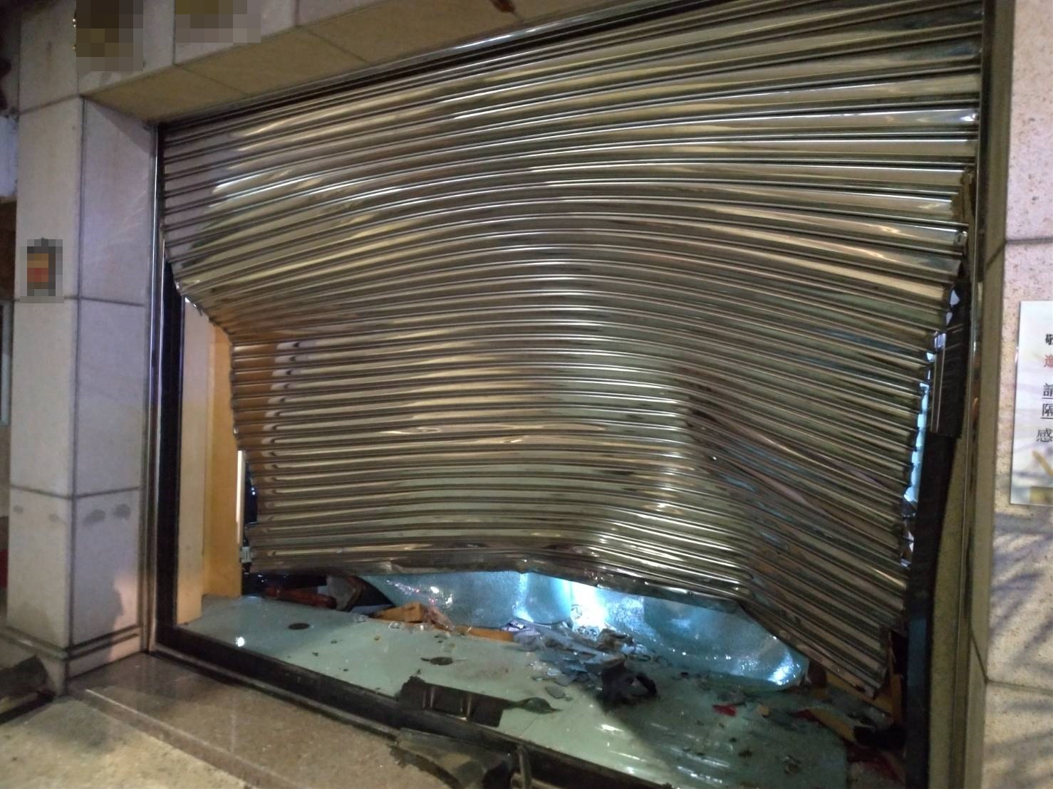 黃嫌開車撞毀銀樓大門。（鳳山分局提供）