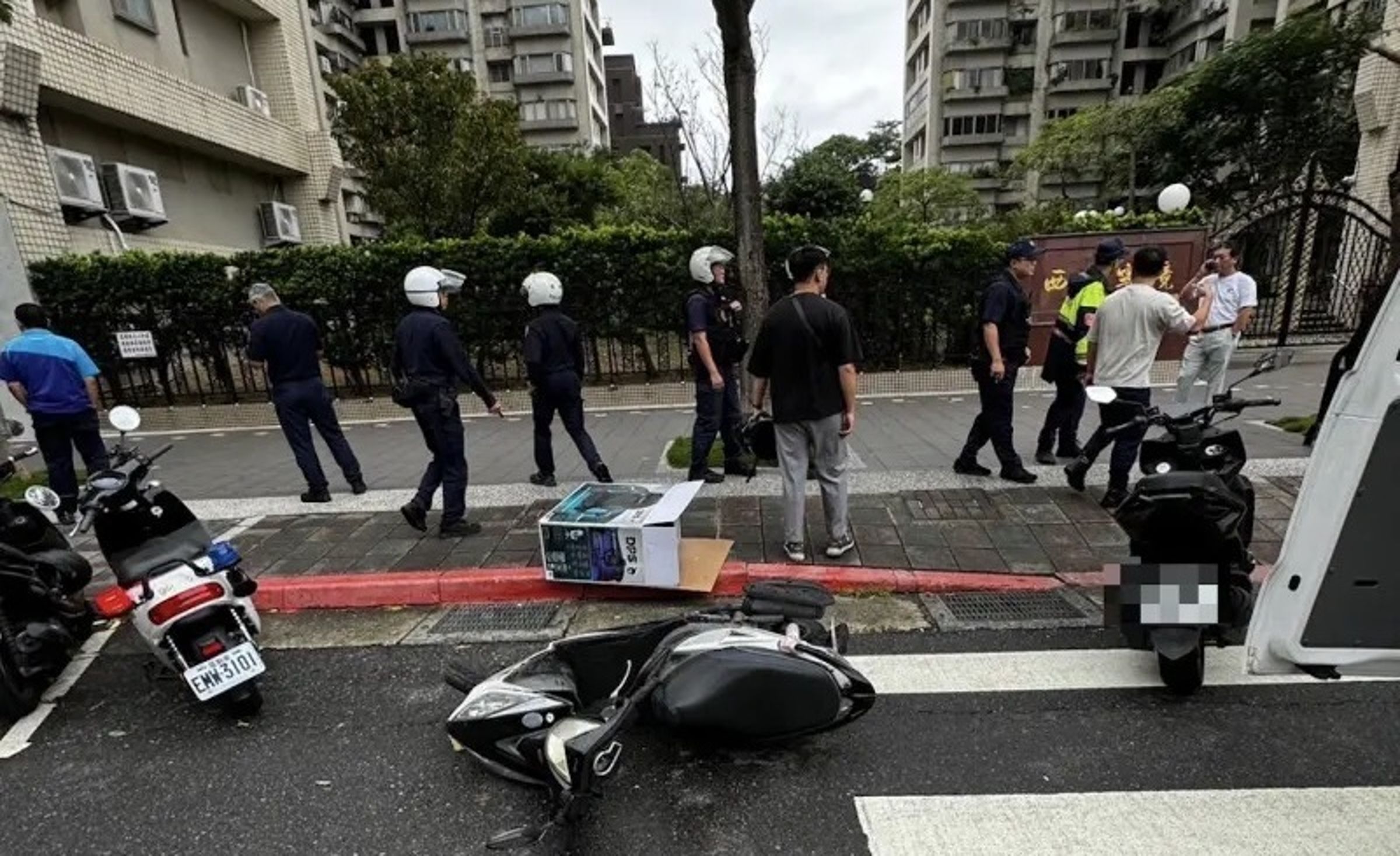 一名男約30歲男子遭利刃攻擊右大腿,送醫所幸無生命危險。(翻攝畫面)
