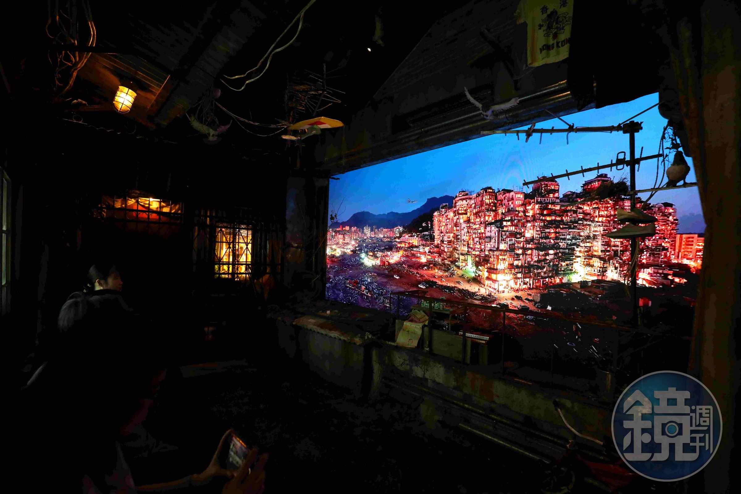 城寨光影天台的大型螢幕不間斷地播放九龍城寨的日與夜，也複製當年飛機低空掠過城寨的聲浪。