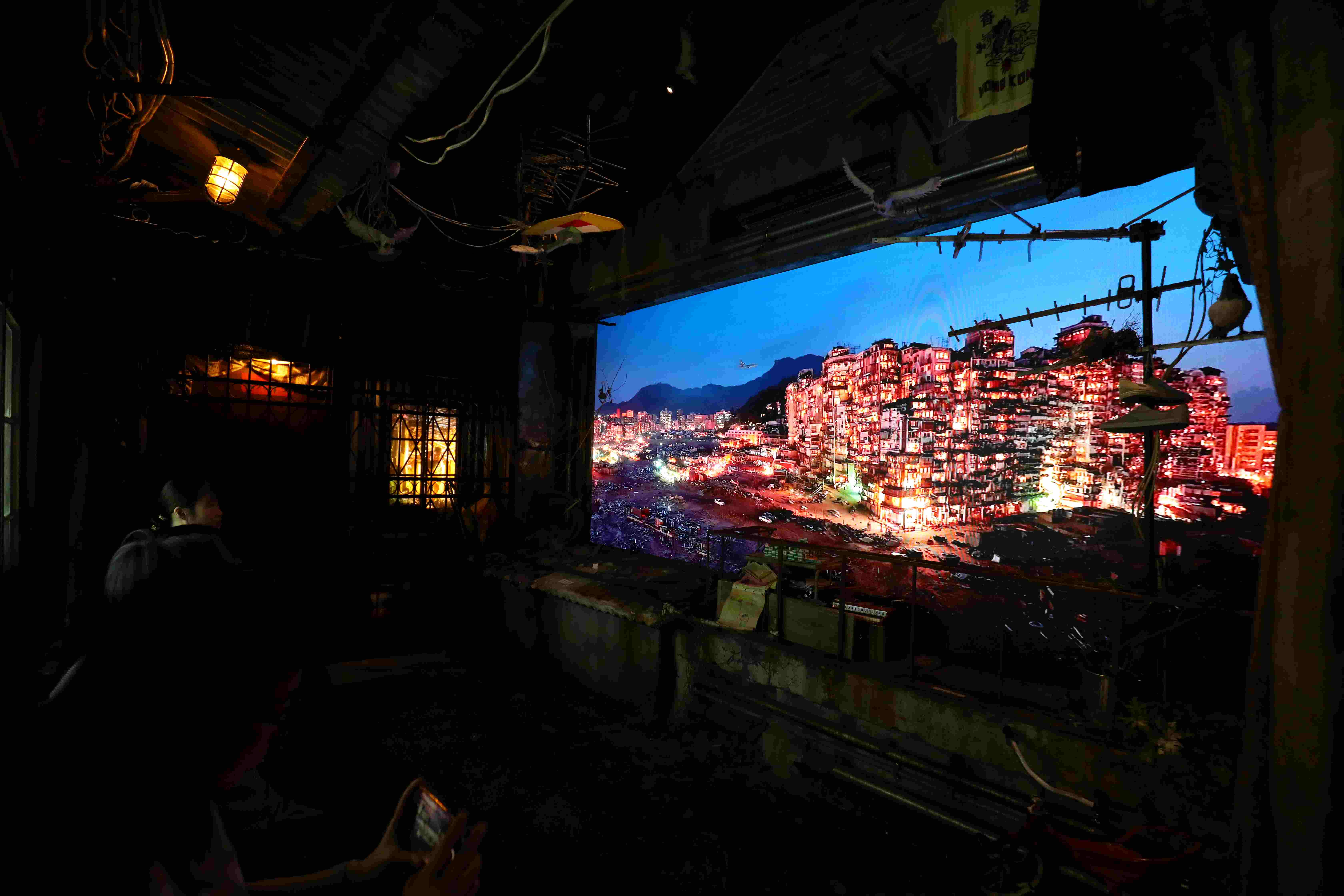城寨光影天台的大型螢幕不間斷地播放九龍城寨的日與夜，也複製當年飛機低空掠過城寨的聲浪。