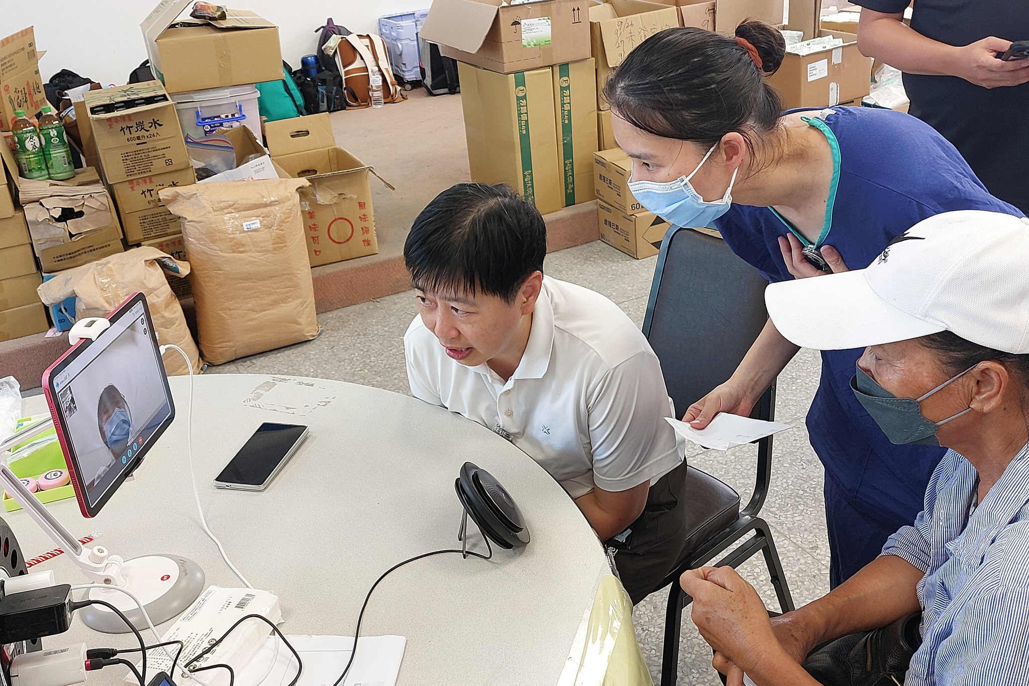 花蓮慈濟醫院攜手遠傳電信5G遠距醫療，災民能夠視訊看診。（花蓮慈濟醫院提供）