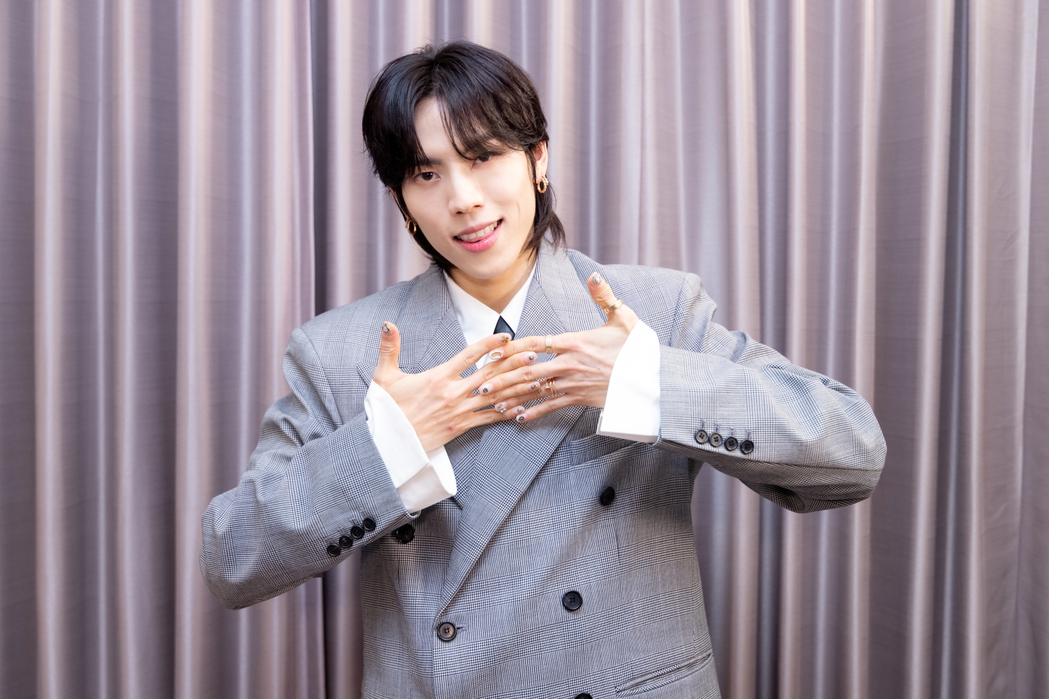 INFINITE張東雨為新專輯做美甲，來自成員成烈建議，「他說我最適合花俏誇張的風格」。（COME ON JKSSP提供）