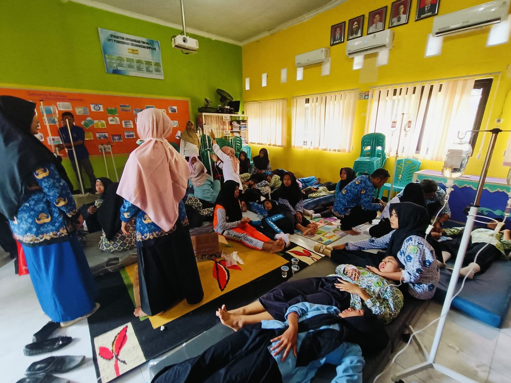 自今年1月計畫上路以來，全國已有超過6400名學童因食物中毒生病。（翻攝自Suci Basrah FB）