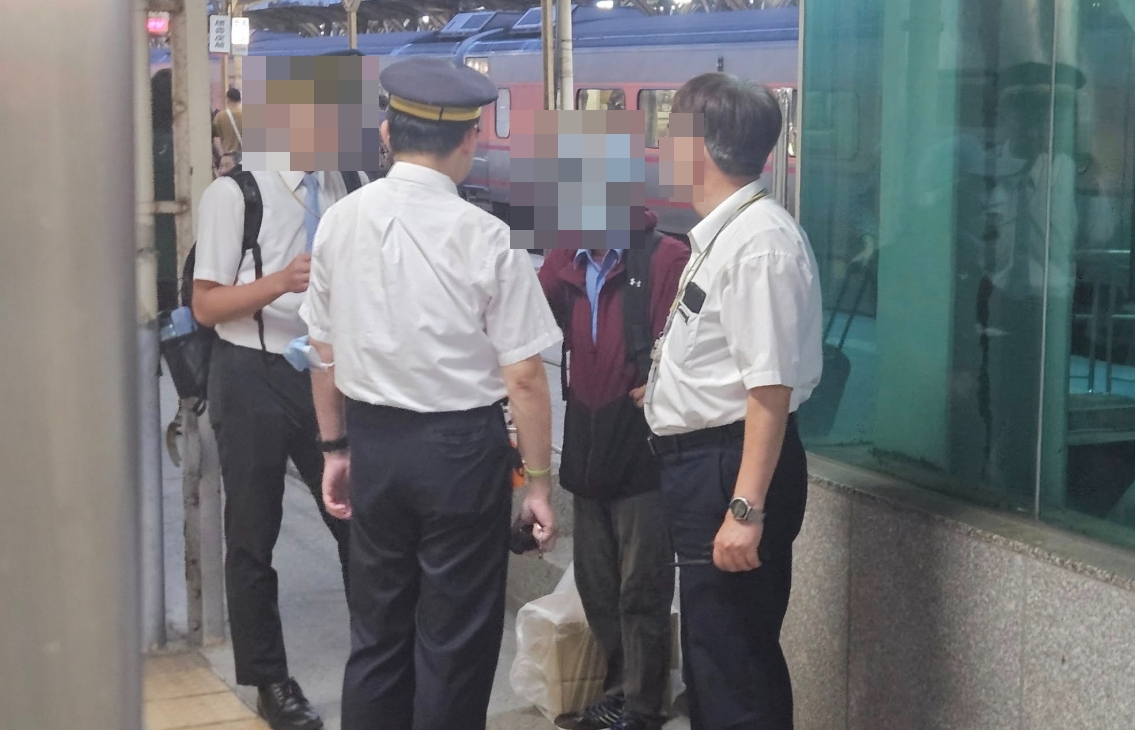 一名老翁搭乘台鐵列車時，竟因佔位糾紛一度亮刀威脅，隨後遭鐵路警察逮捕。（翻攝Thread@dinosaurs512）