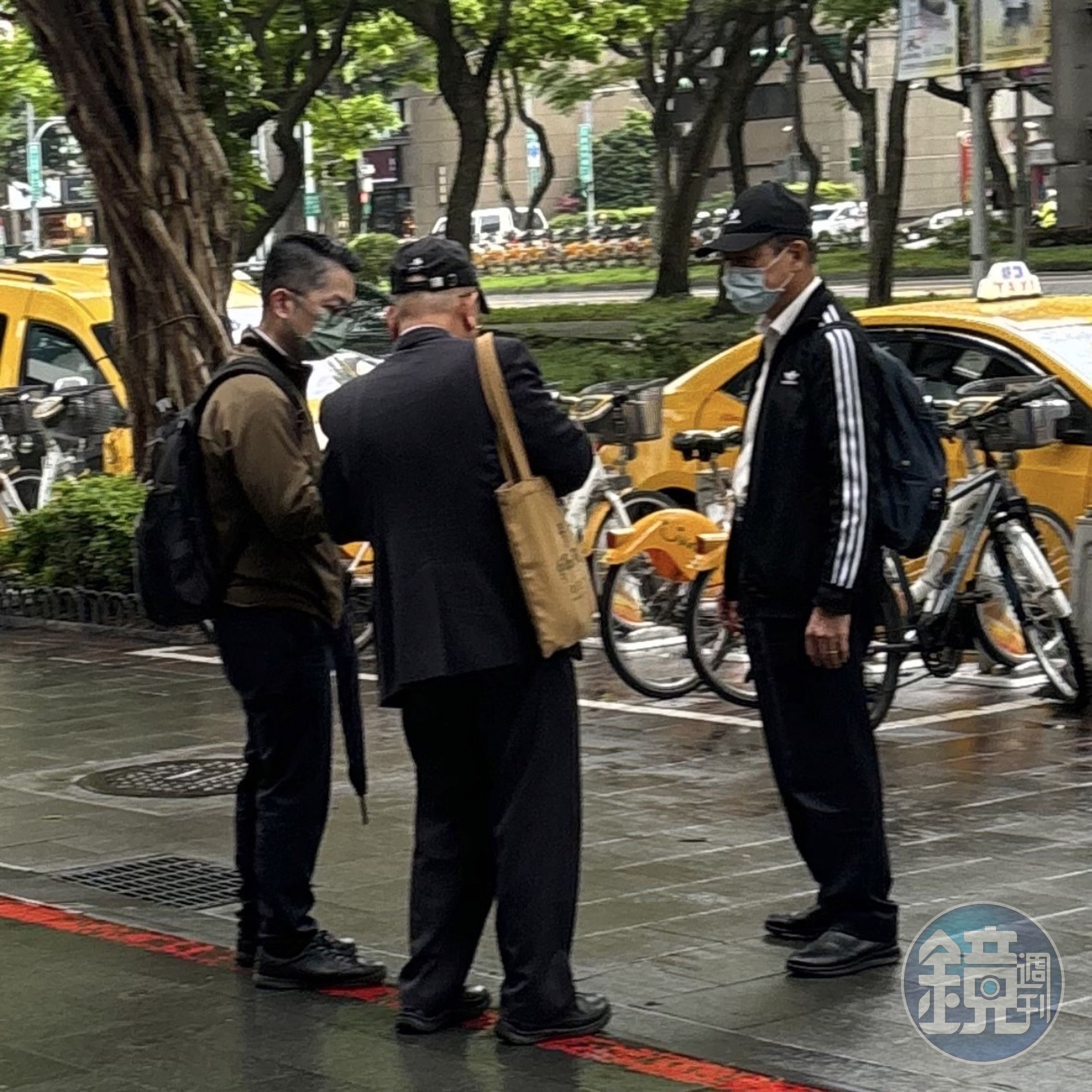何昭陽（右）之前與天逸集團董事長温峰泰（中）一同前往股務代理機構。（讀者提供）