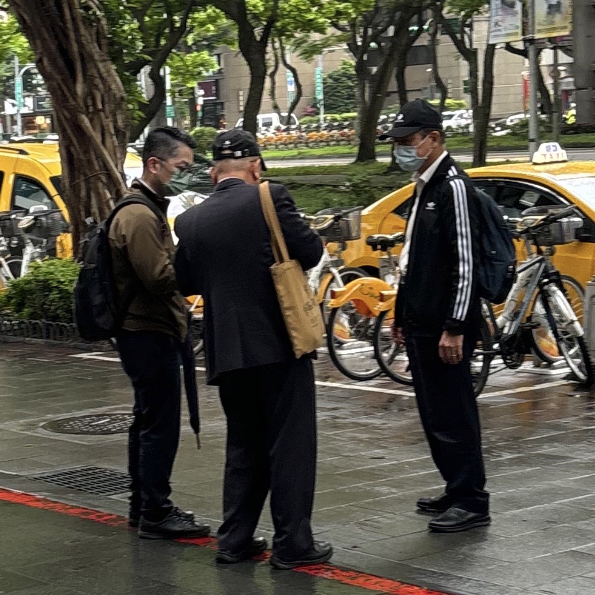 何昭陽(右)之前與天逸集團董事長温峰泰(中)一同前往股務代理機構。(讀者提供)