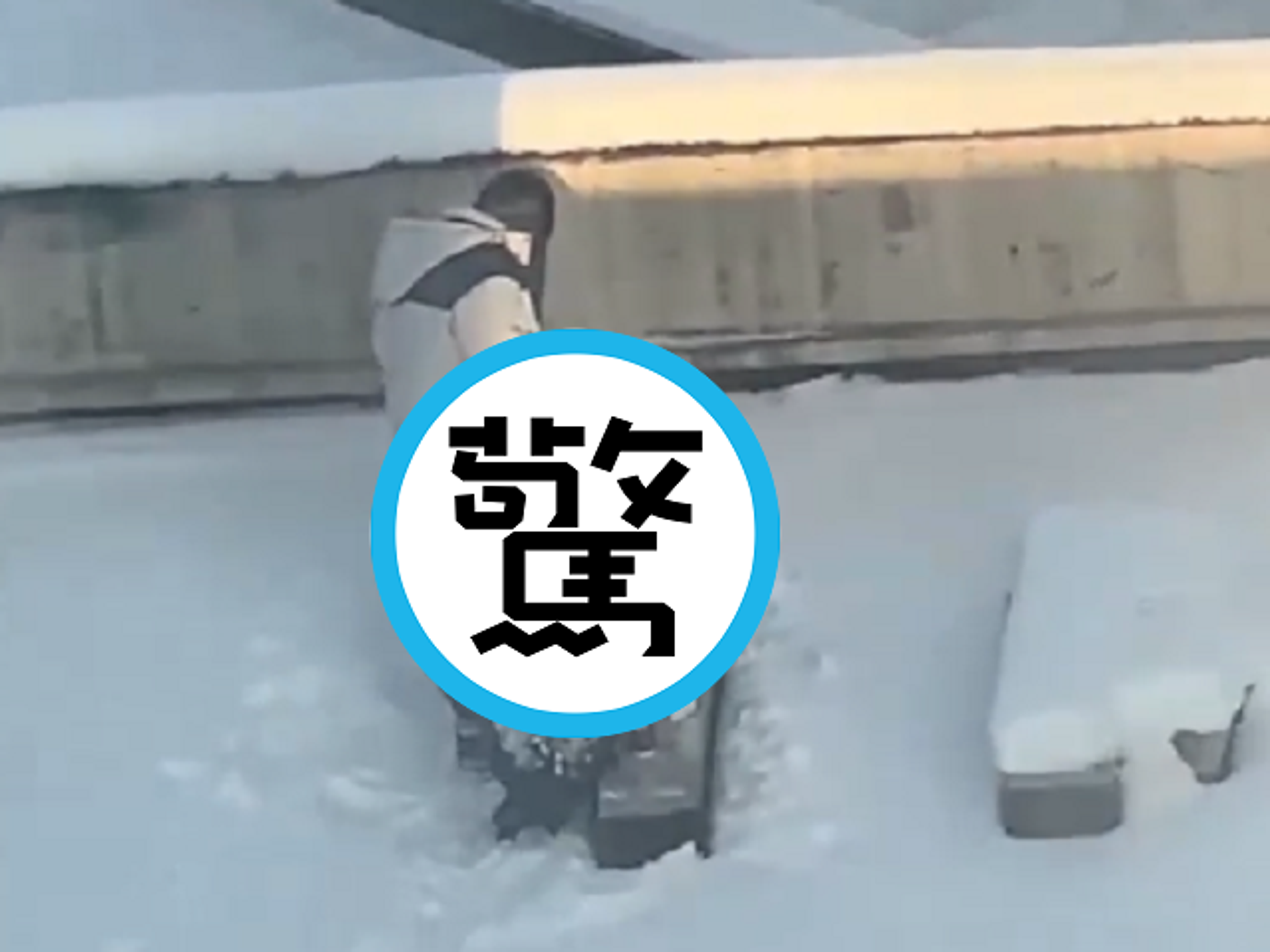 小情侶冰天雪地「吃冰棒」，網驚：舌頭黏死生殖器就慘了。（翻自《吃瓜網》）