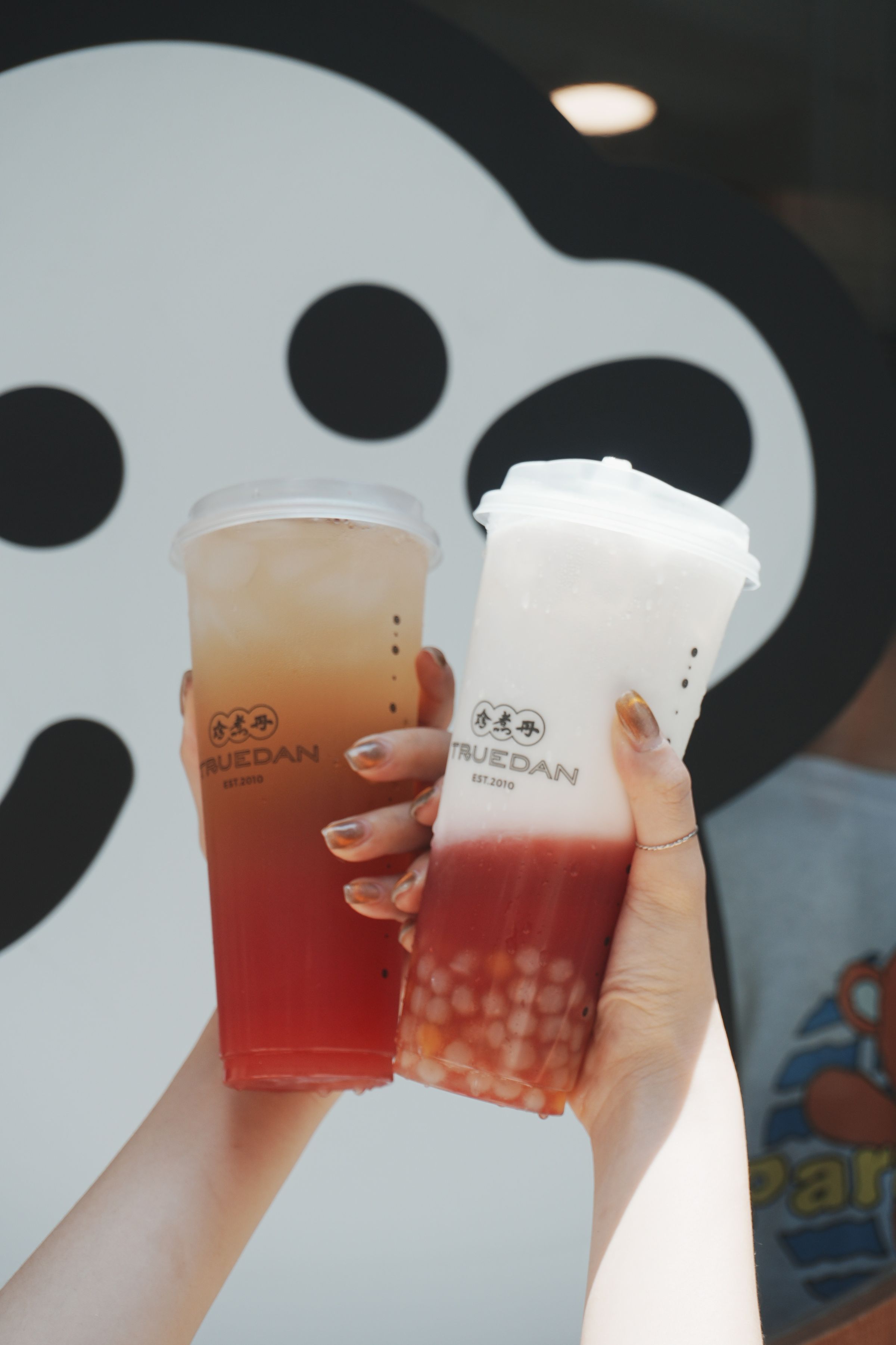 以烏龍茶為基底的「西瓜烏龍啊嗚~ 」(左,65元/大杯)和充斥東南亞風情的「西瓜椰奶小芋圓」(右,75元/中杯、85元/大杯)