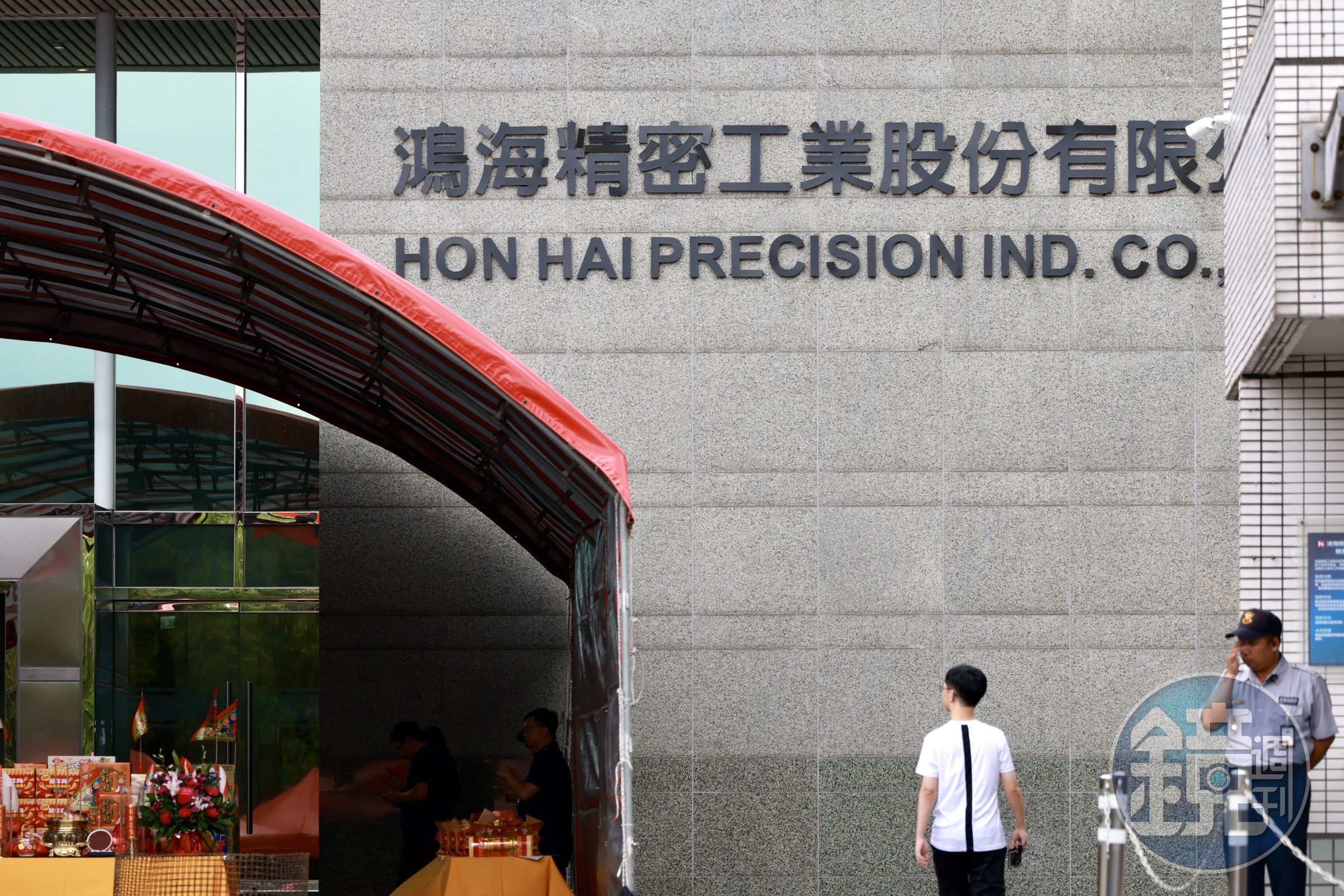 鴻海寫下台灣企業新紀錄,單月營收就破新台幣兆元大關。