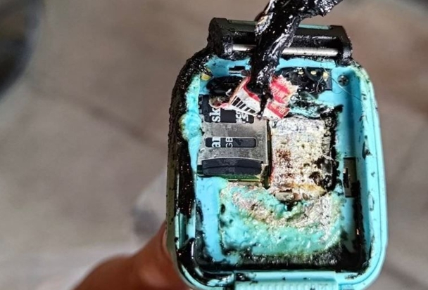 新北市土城曾有一名男童配戴兒童智慧手錶，結果手錶自燃受傷。（翻攝畫面）