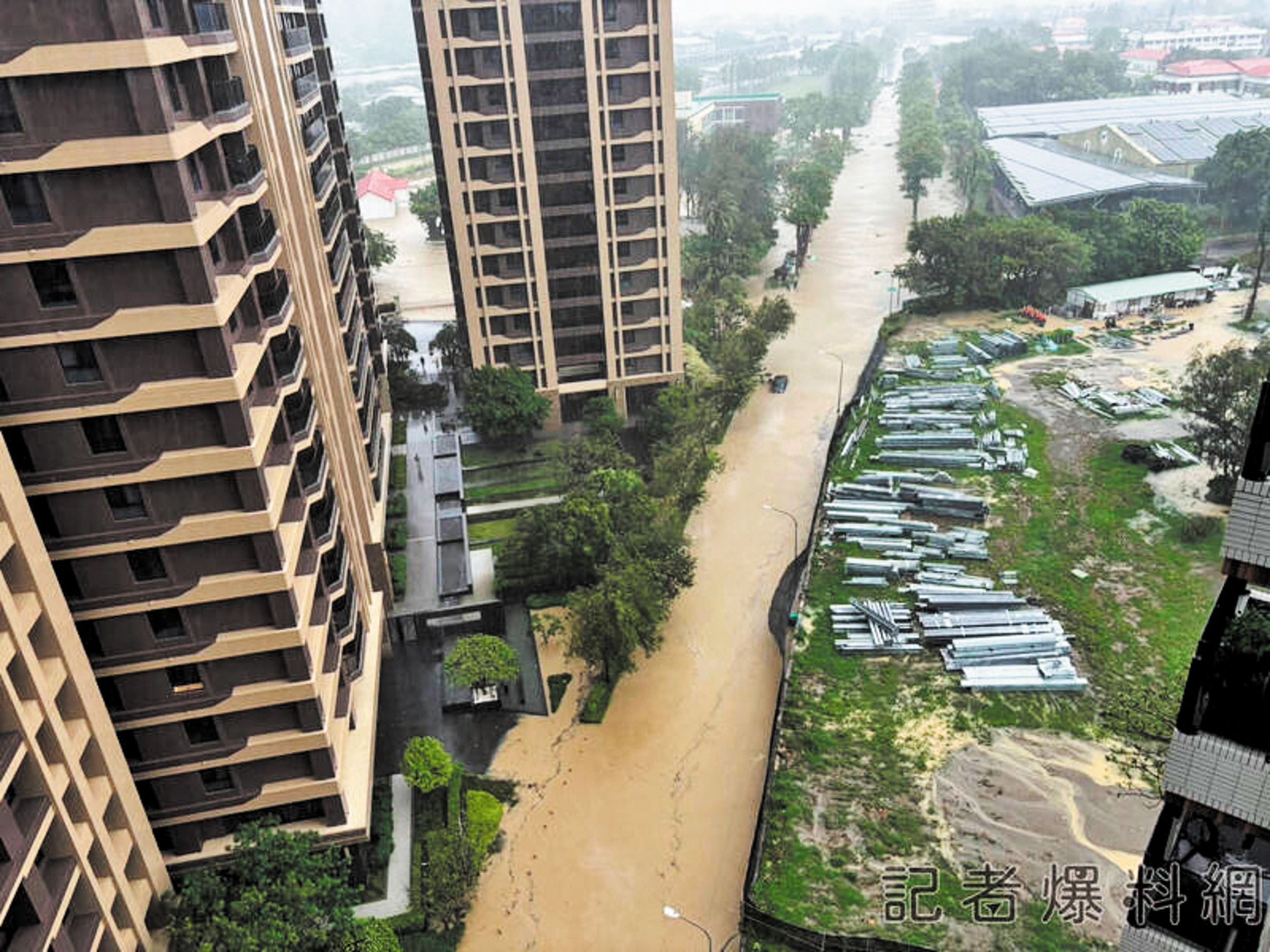 凱米颱風讓高雄變成「水鄉澤國」,連豪宅區都無法倖免。(翻攝記者爆料網)
