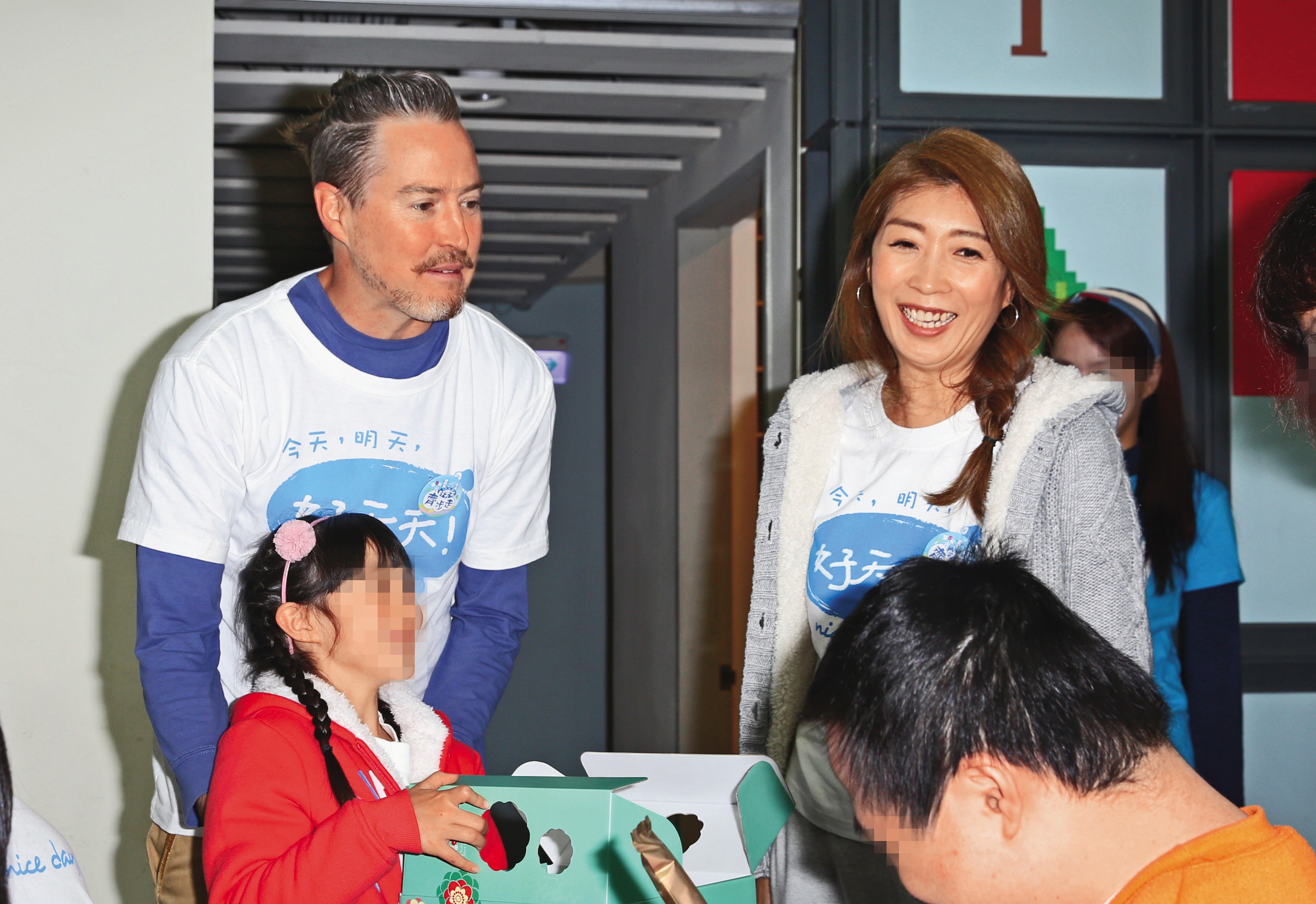 之前夏克立（後左）、黃嘉千（後右）雖然夫妻失和，但為了工作仍裝作若無其事同台，也沒被發現異狀。