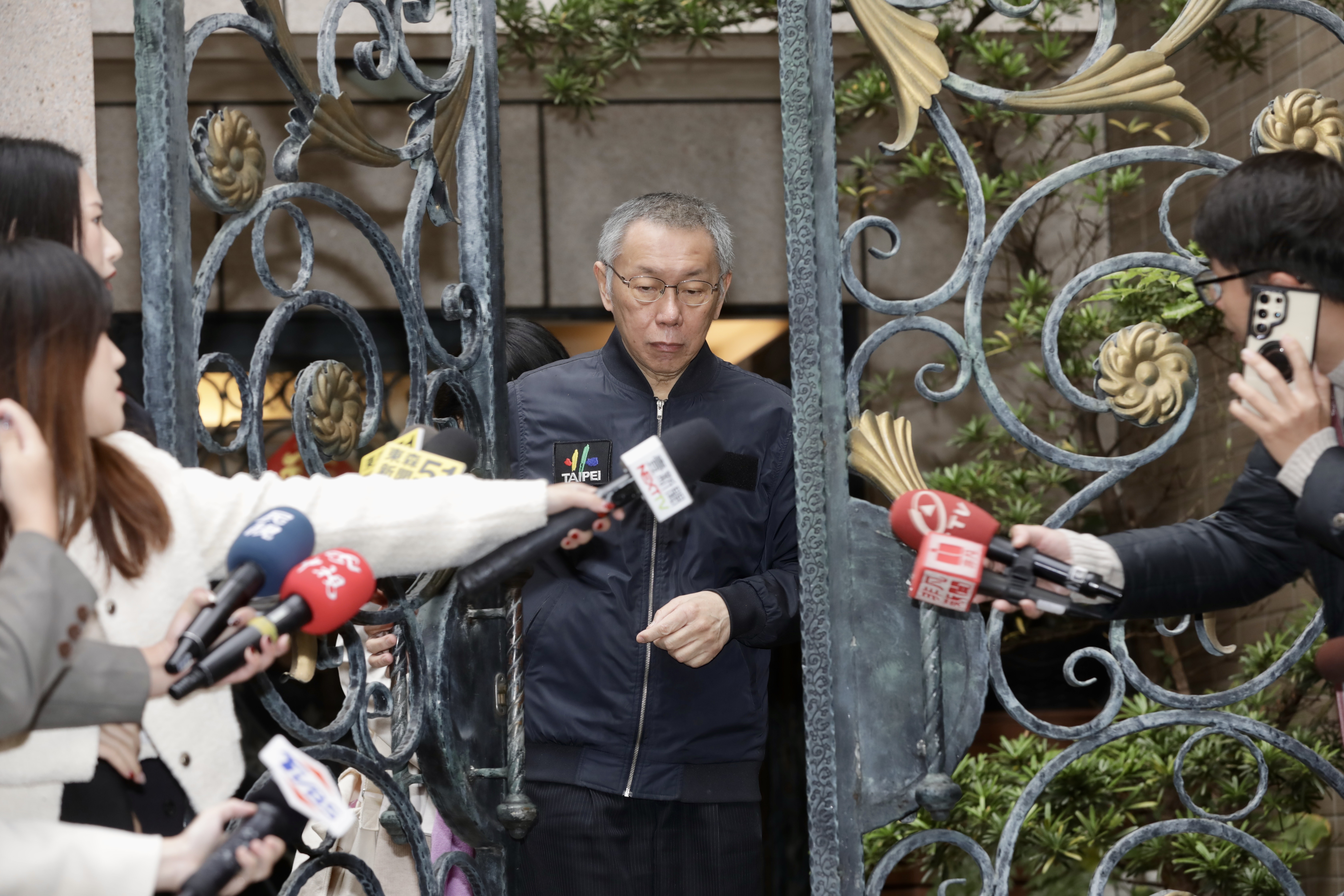 民眾黨主席柯文哲今（27日）3000萬交保，回家整理後隨即赴新竹看父親。