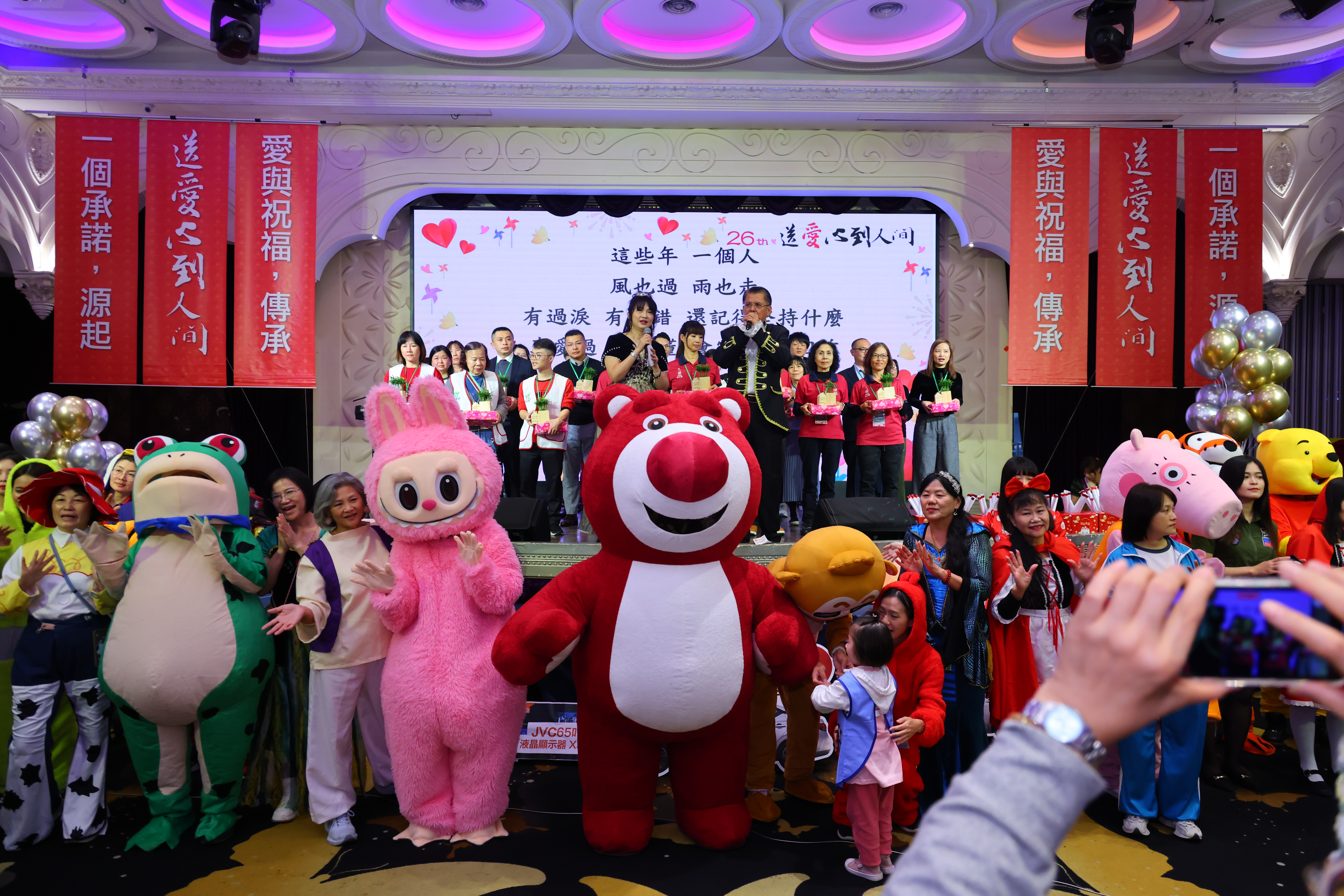 今年公益活動送出總值超過750萬的禮物，為中台灣社會社福團體注入一股寒冬中的強大暖流。（精湛建設提供）