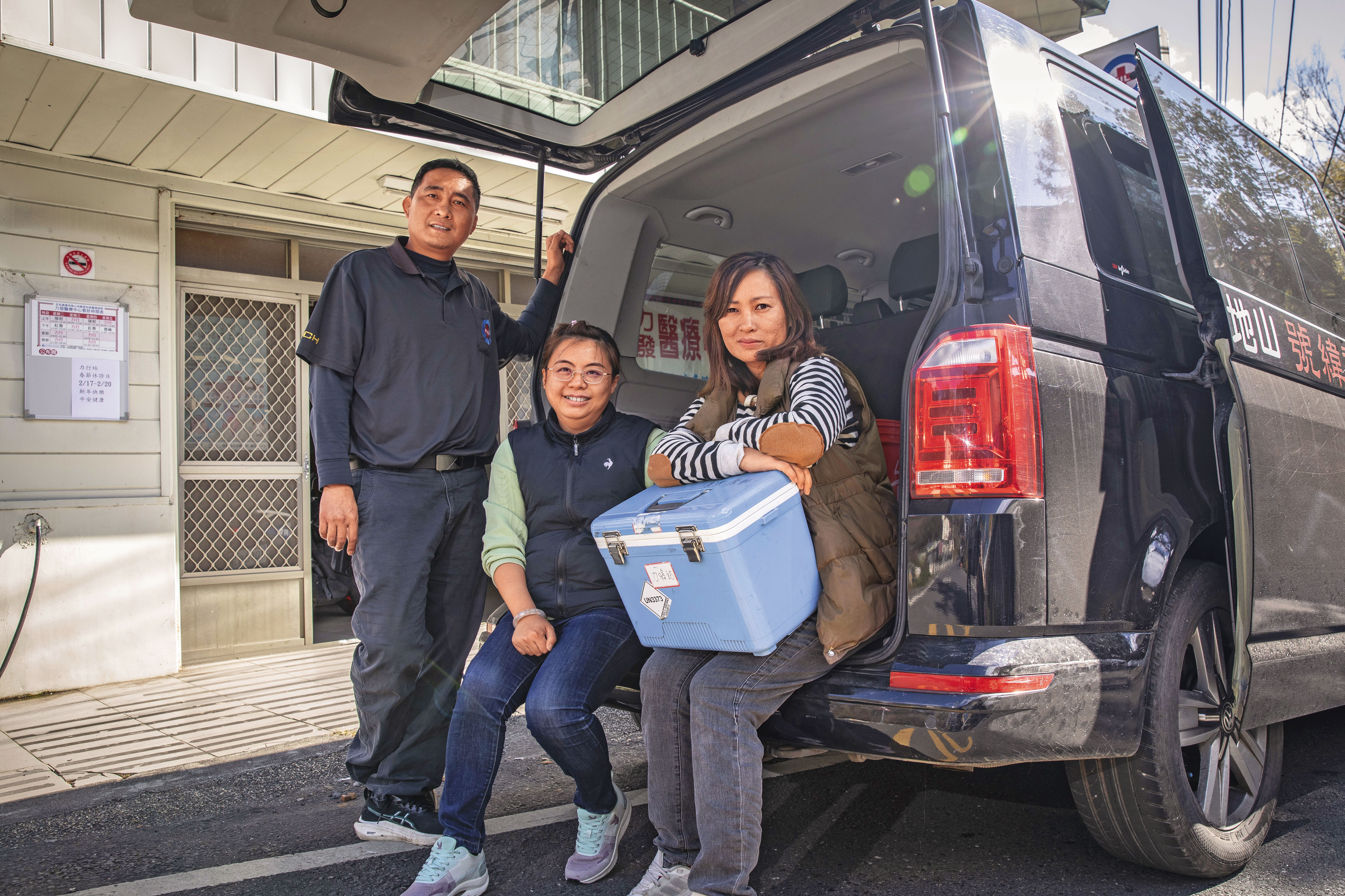 賴曉梅(右起)、劉玉梅、鄭嘉恩加入山地醫療團隊的時間雖長短不一,但在顛簸的部落巡迴路途中,已培養出絕佳的互助默契。