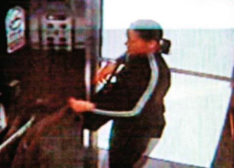 案發當天，邱女背著裝有假髮等變裝物的包包從住處離開，被監視器拍下。（翻攝畫面）