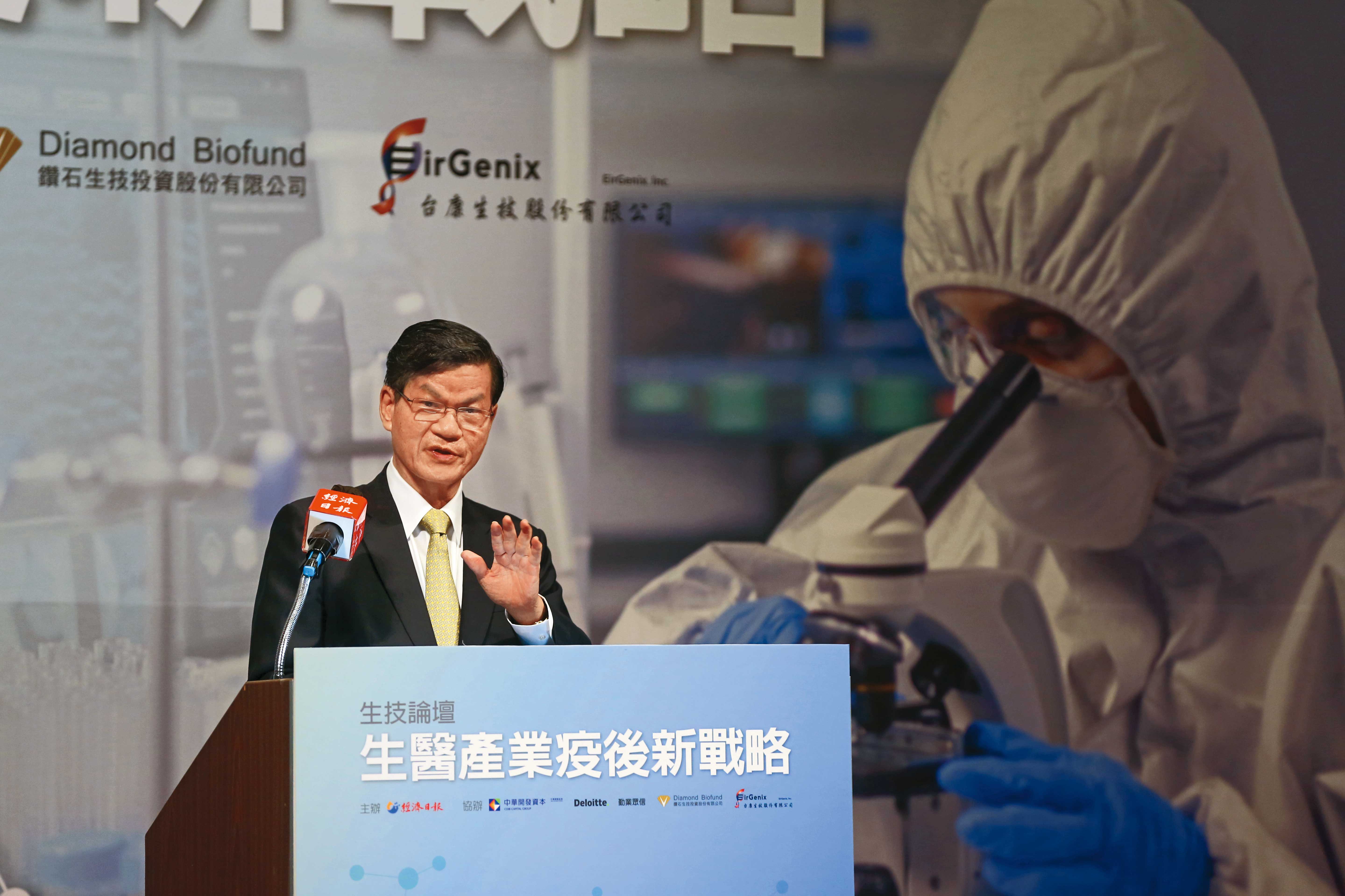 翁啓惠長期致力多醣合成方法研究,為世界第一位成功以酵素技術,大量合成複雜多醣物的科學家。